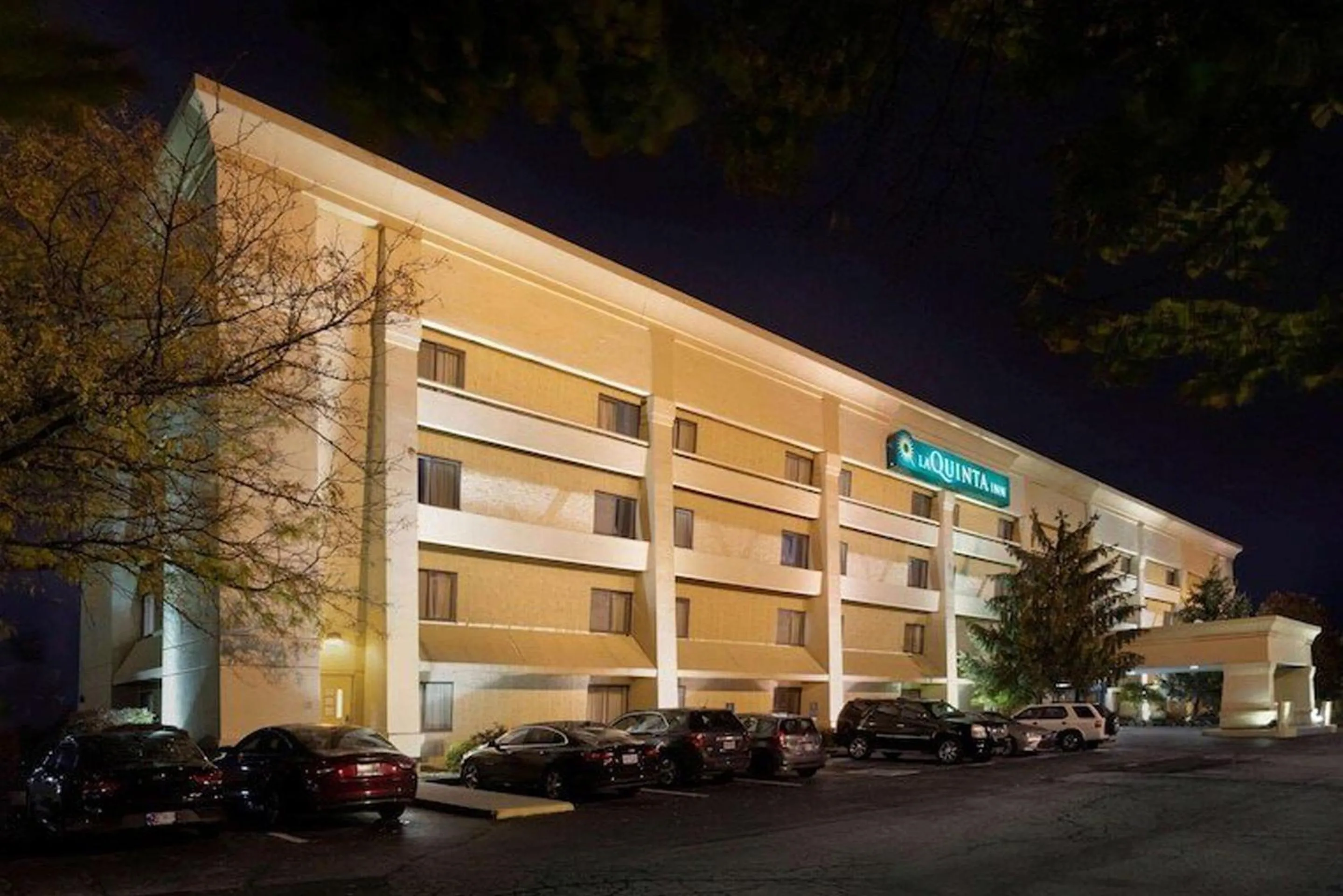 Property Building in Norwood Inn & Suites Indianapolis East Post Drive