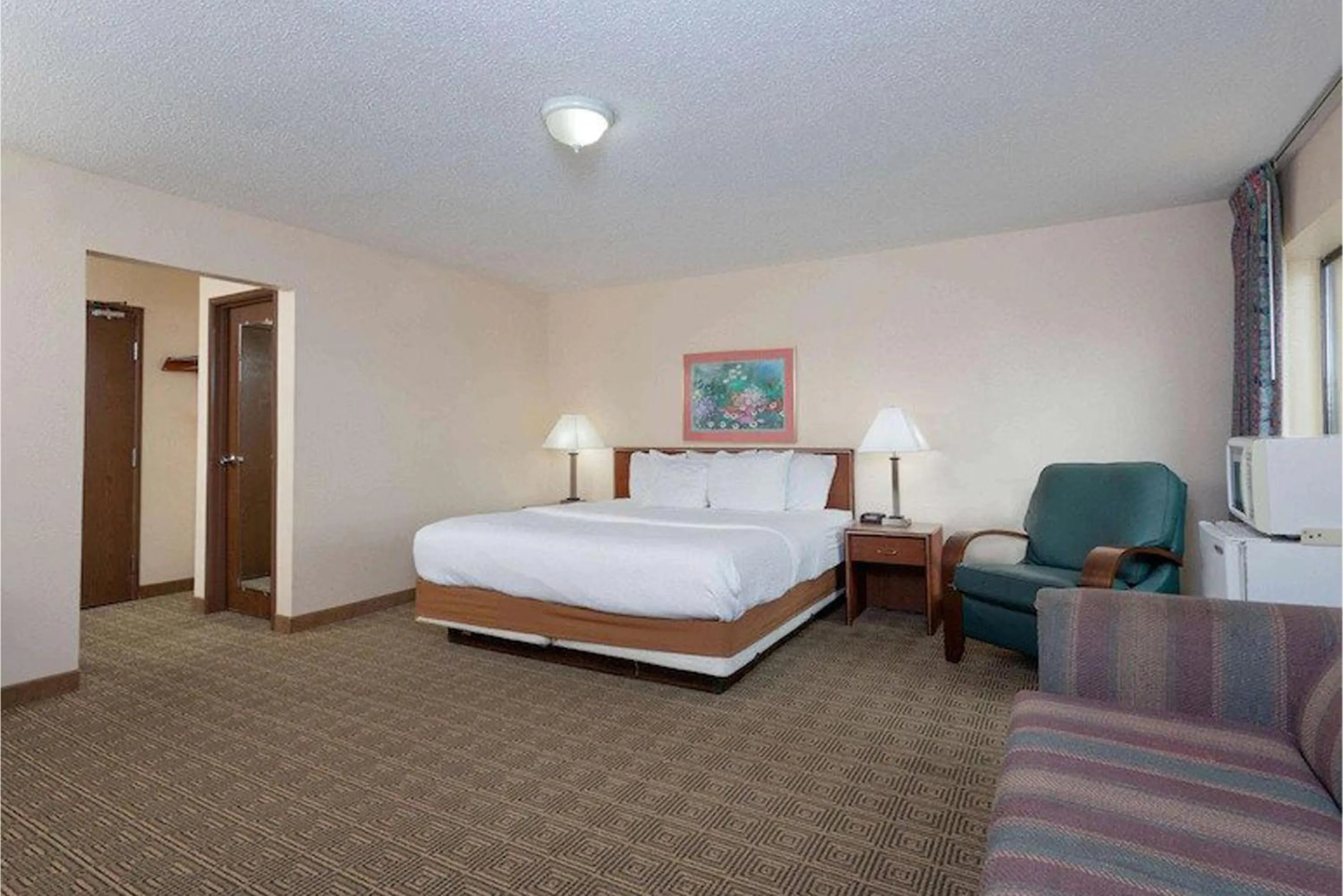 Bed in Norwood Inn & Suites Indianapolis East Post Drive