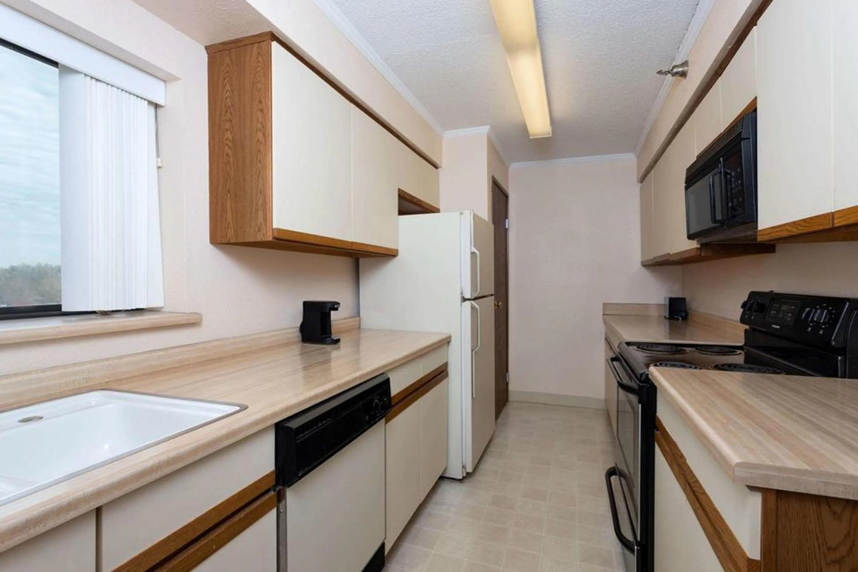 Kitchen or kitchenette, Kitchen/Kitchenette in Norwood Inn & Suites Indianapolis East Post Drive