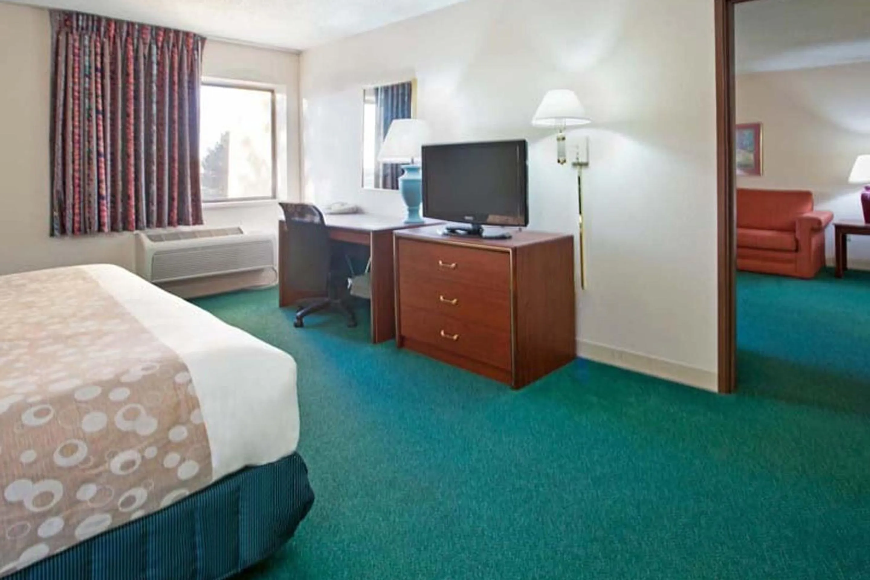 Bed, TV/Entertainment Center in Norwood Inn & Suites Indianapolis East Post Drive