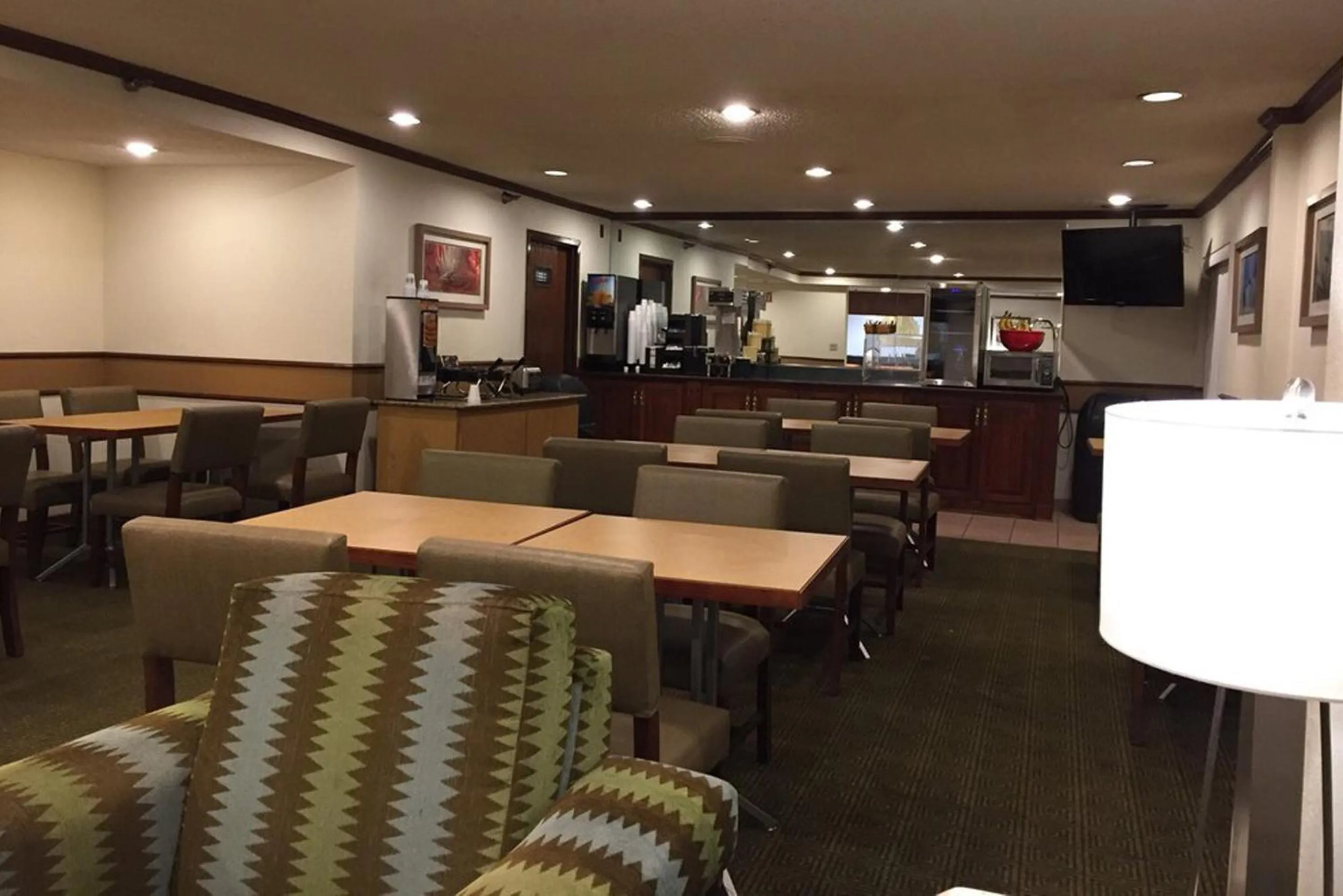 Restaurant/places to eat, Lounge/Bar in Norwood Inn & Suites Indianapolis East Post Drive