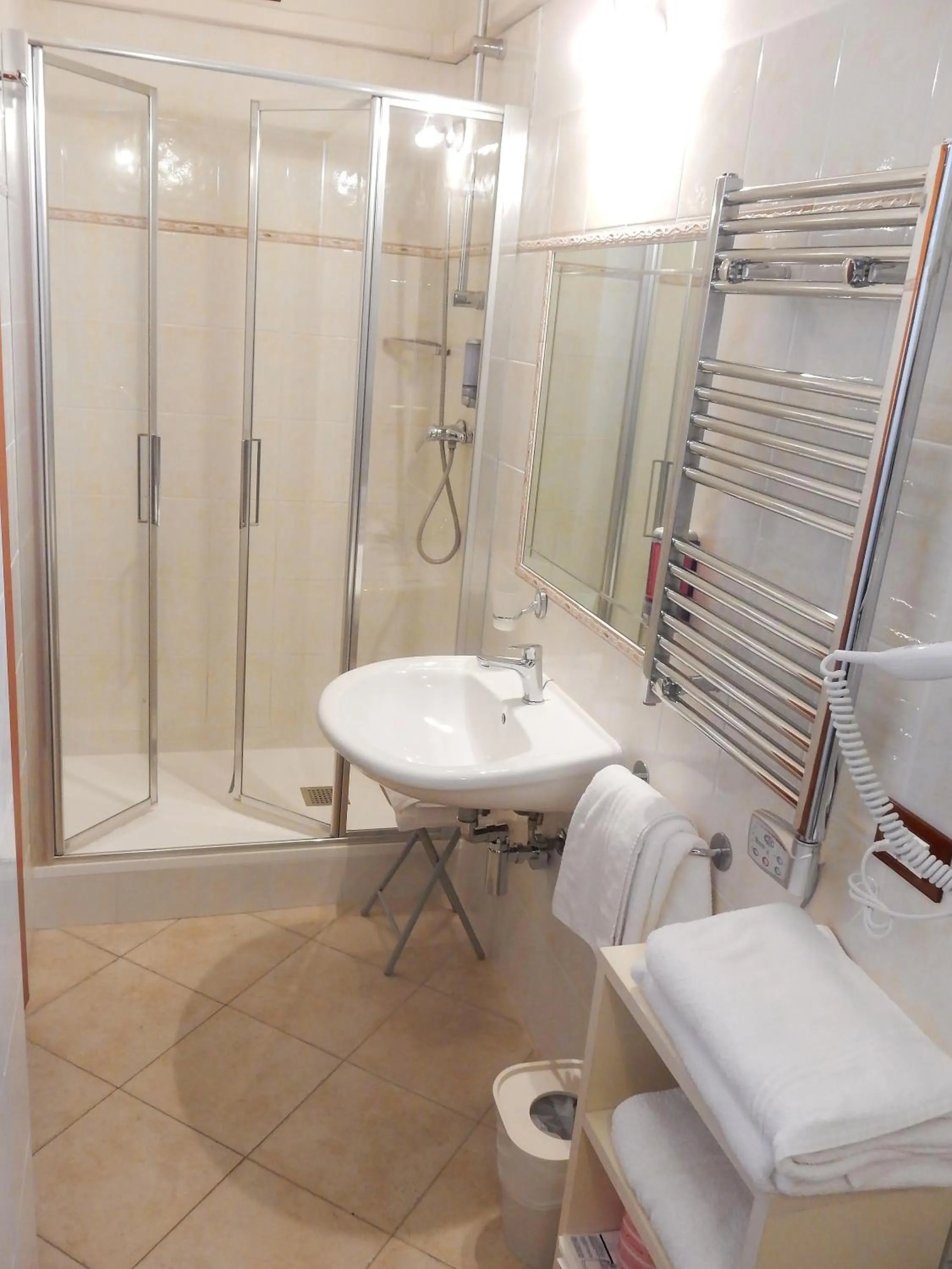 Shower in Hotel Kaly