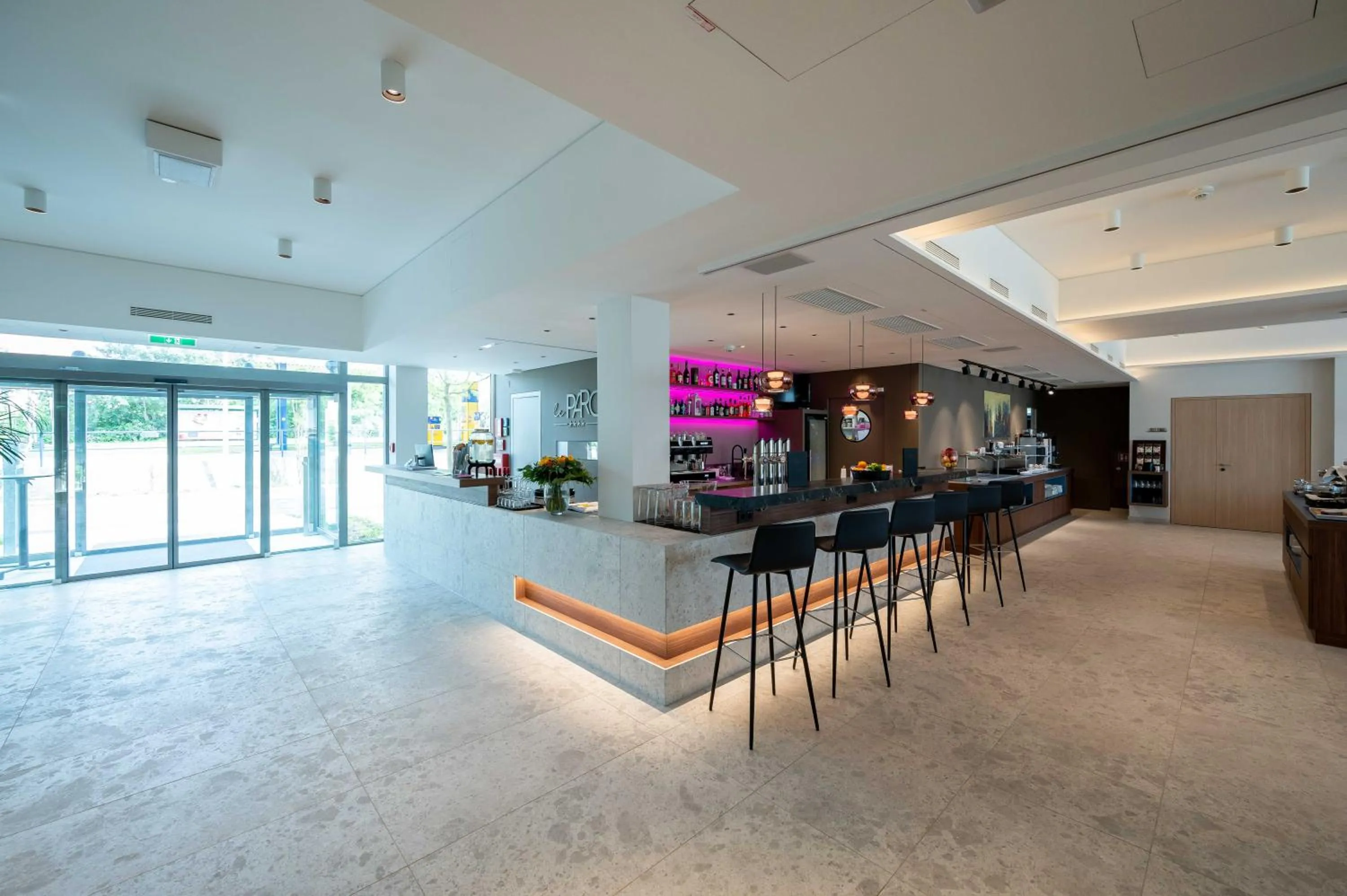 Restaurant/places to eat in Hotel Le Parc