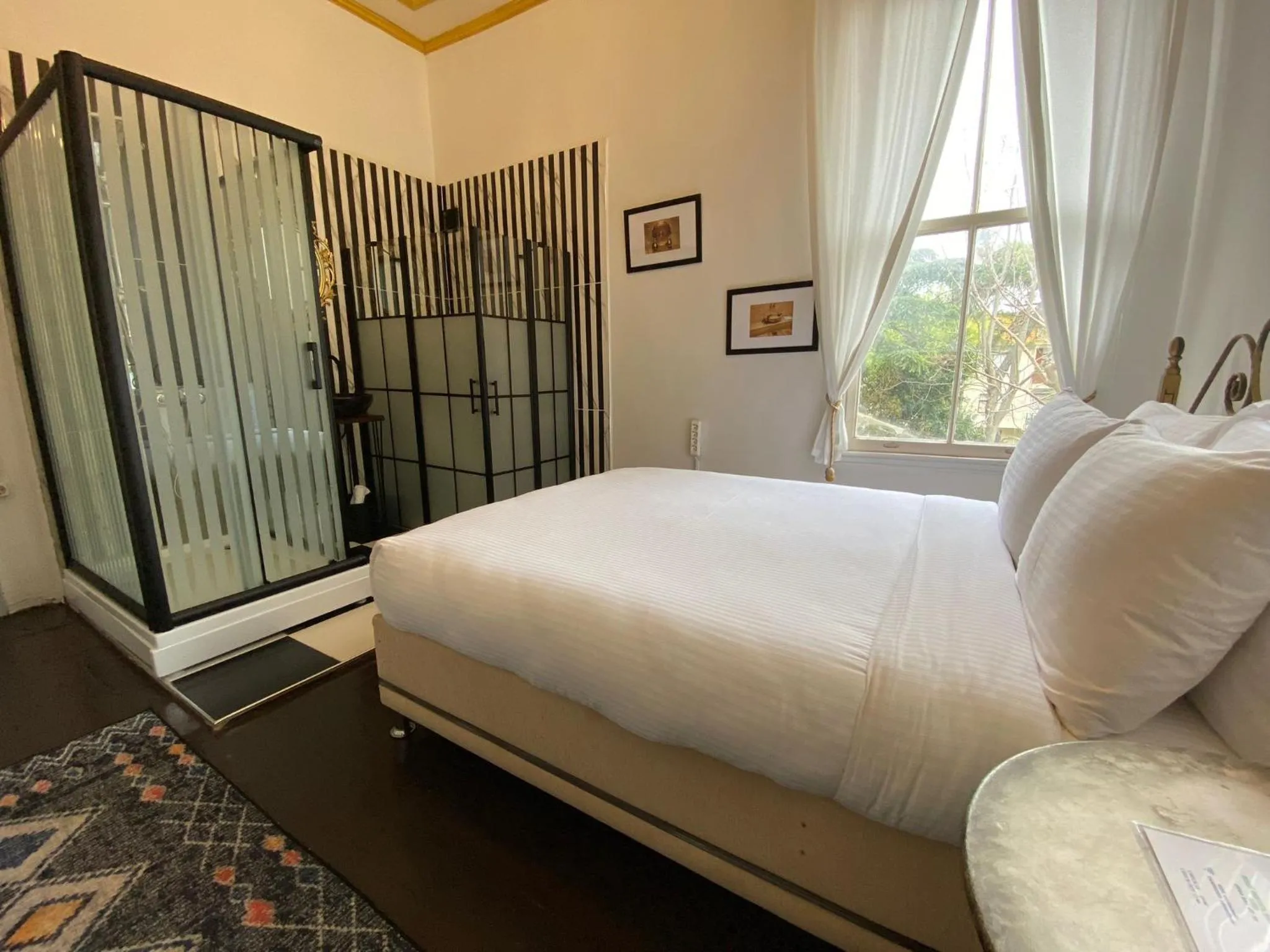 Photo of the whole room, Bed in No16 Ada