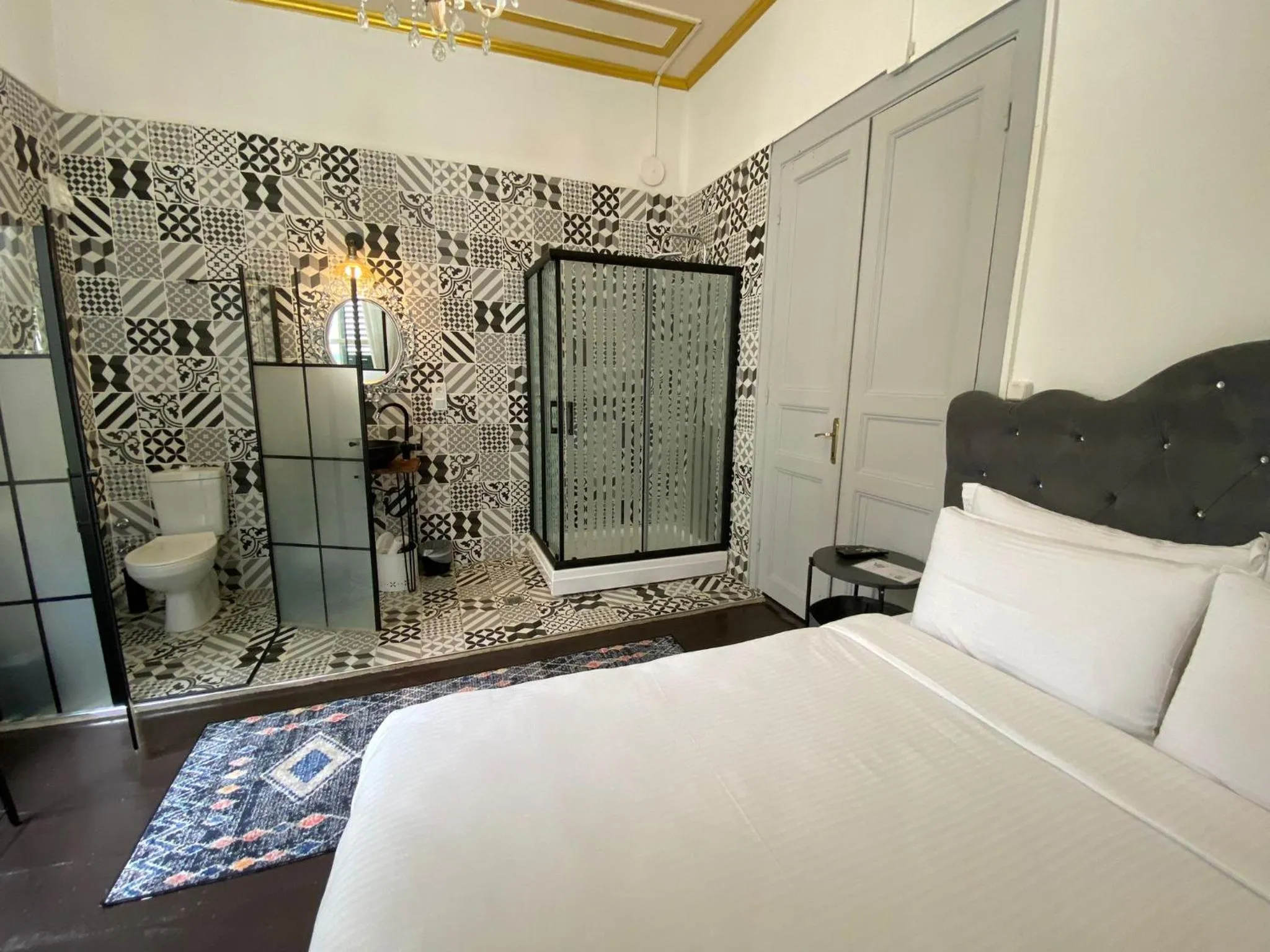 Photo of the whole room, Bed in No16 Ada