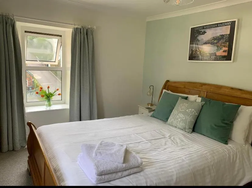 Bedroom, Bed in East Lyn House