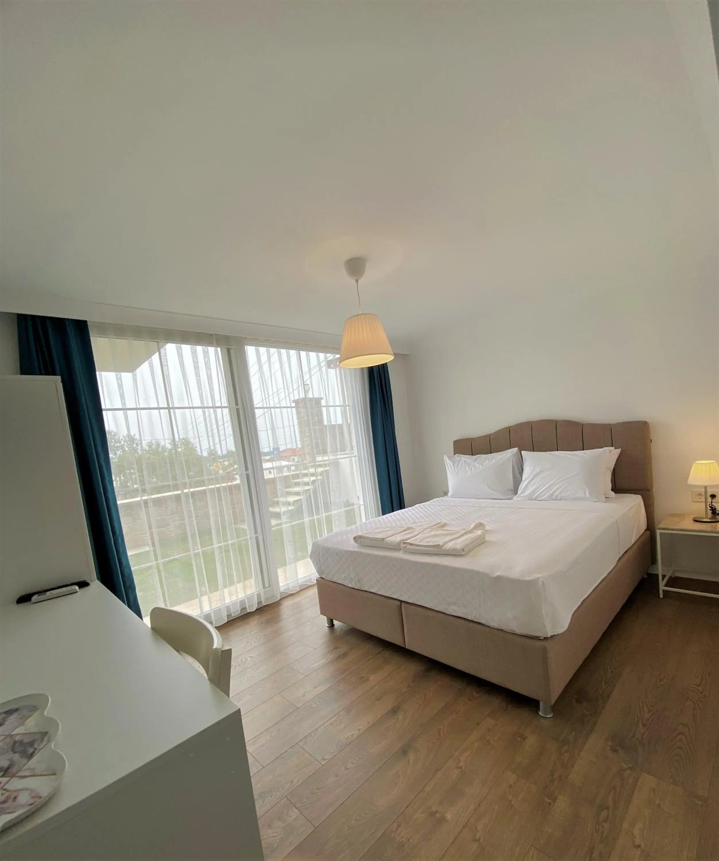 Photo of the whole room in Cunda Kordon Otel