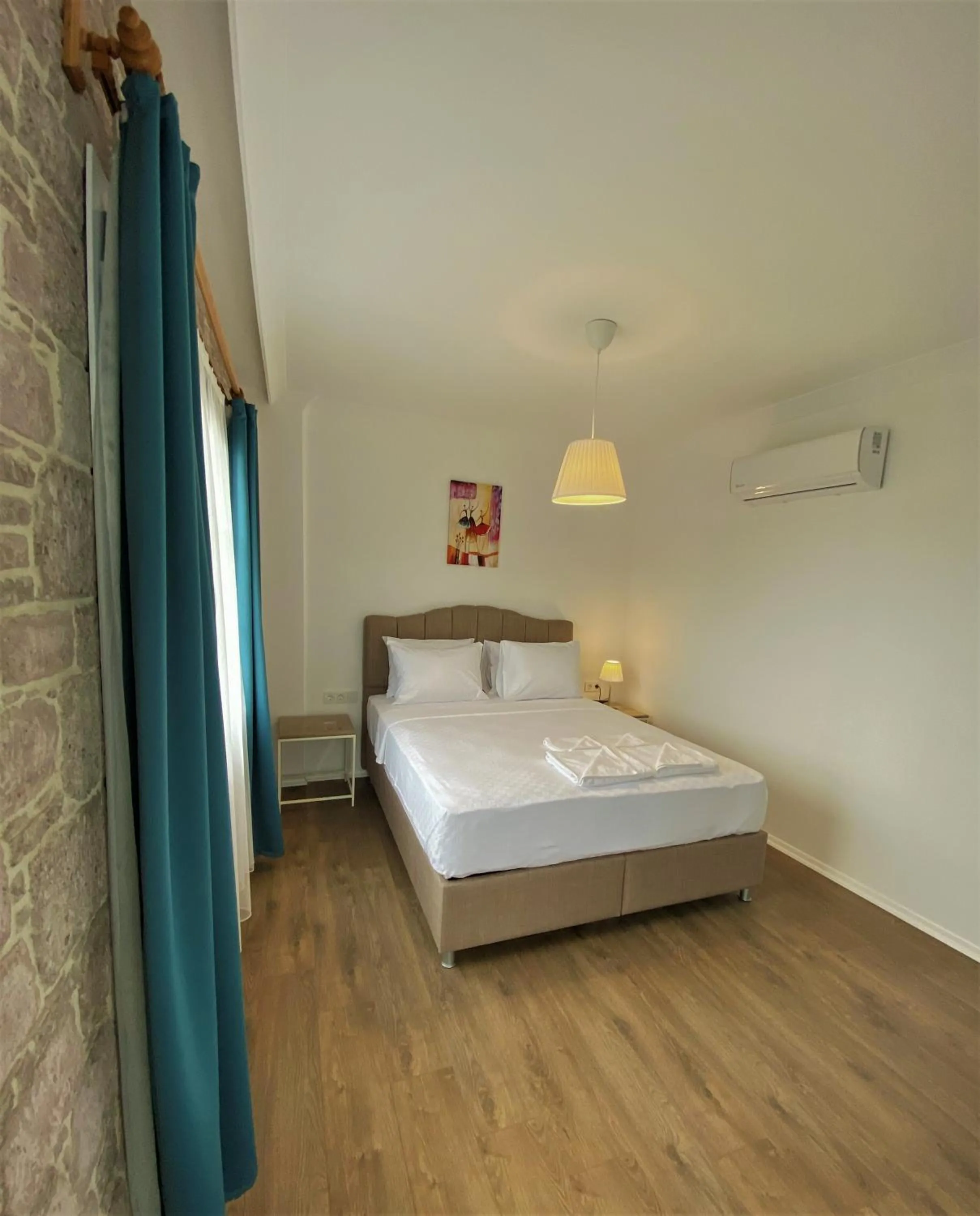 Photo of the whole room in Cunda Kordon Otel