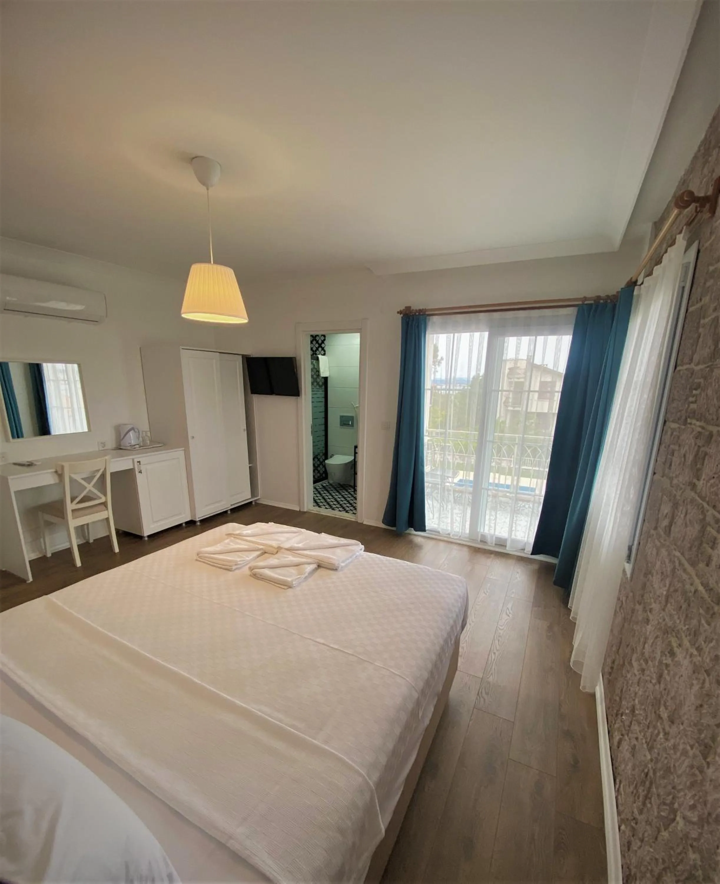 Photo of the whole room in Cunda Kordon Otel