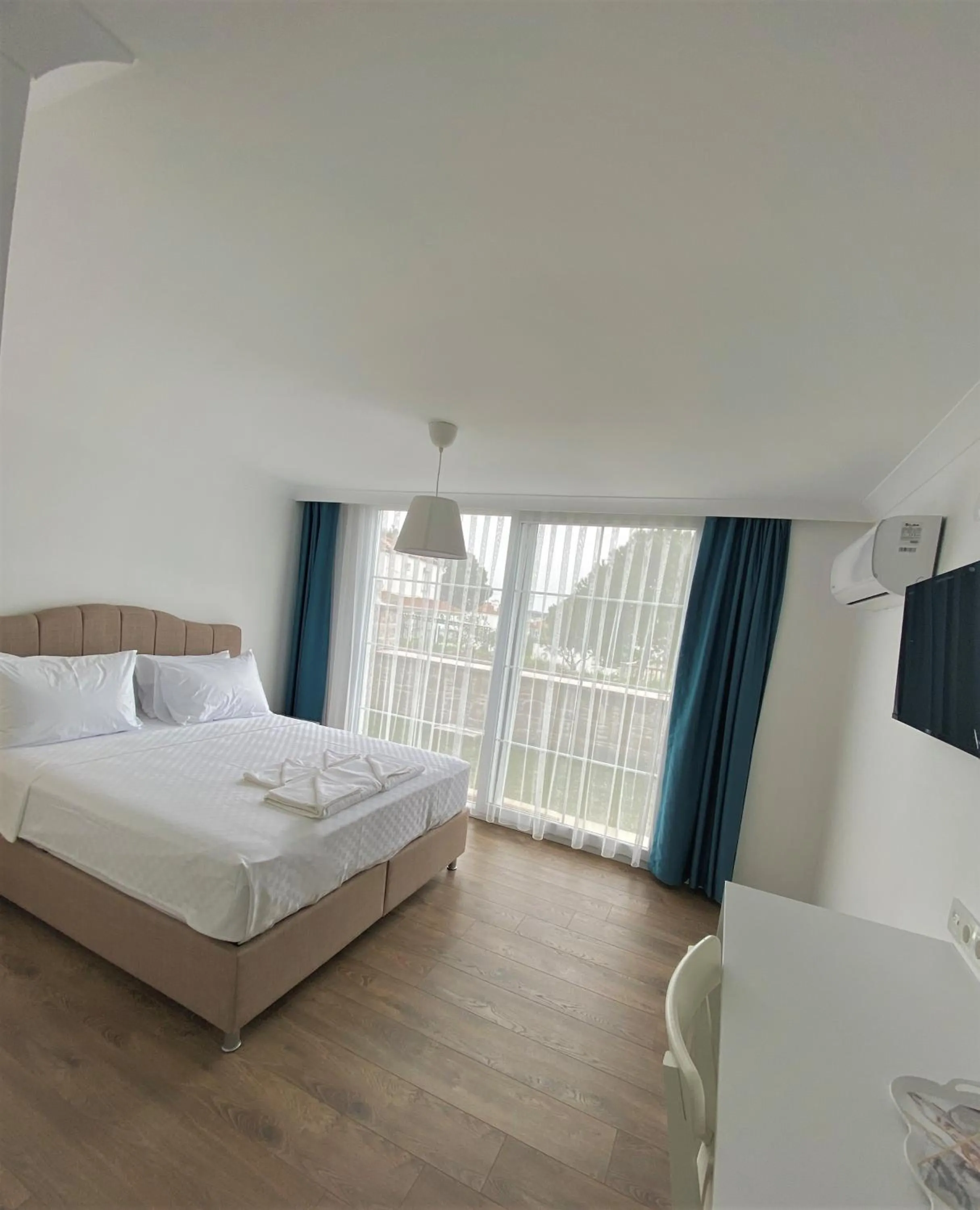 Photo of the whole room in Cunda Kordon Otel