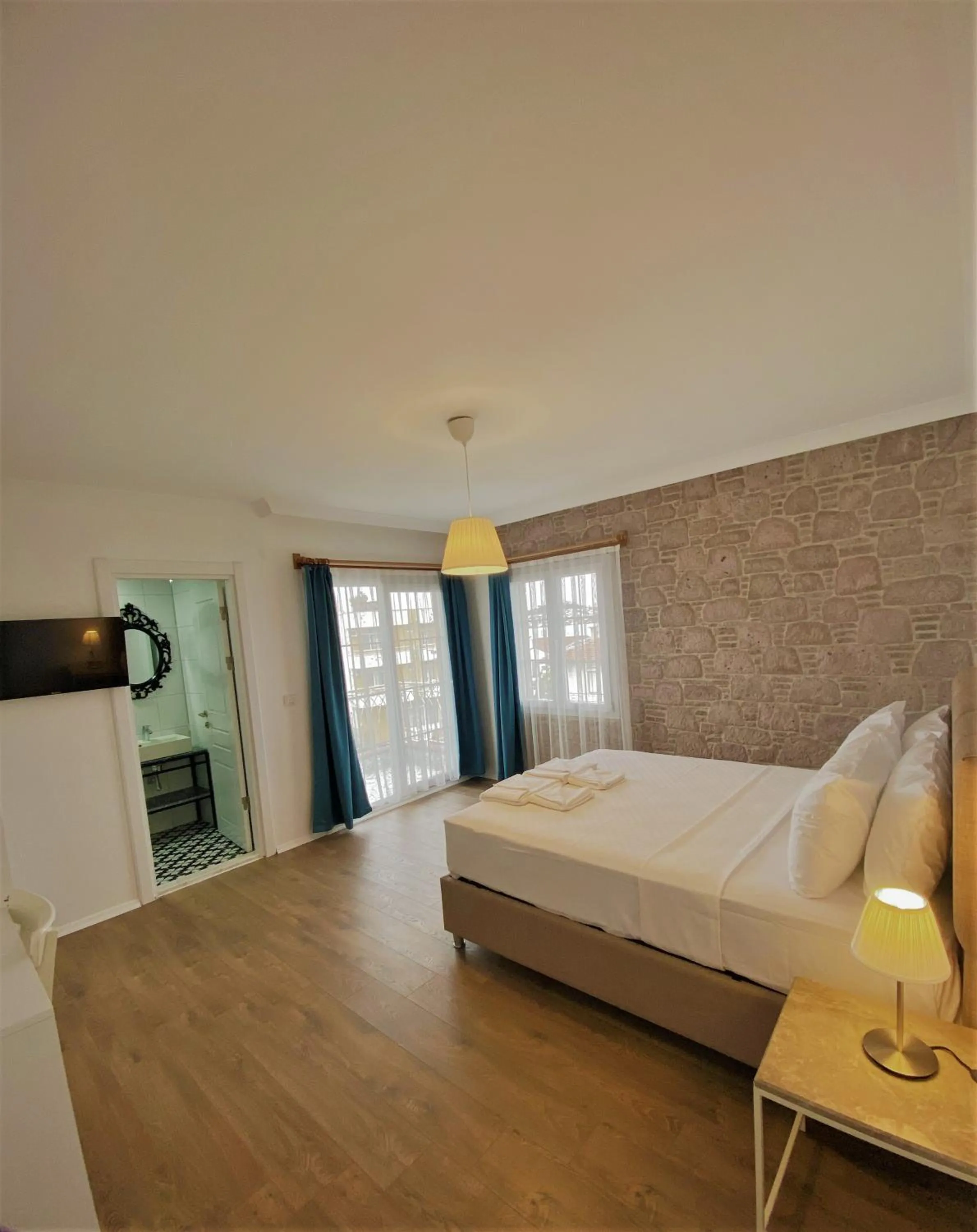 Photo of the whole room in Cunda Kordon Otel