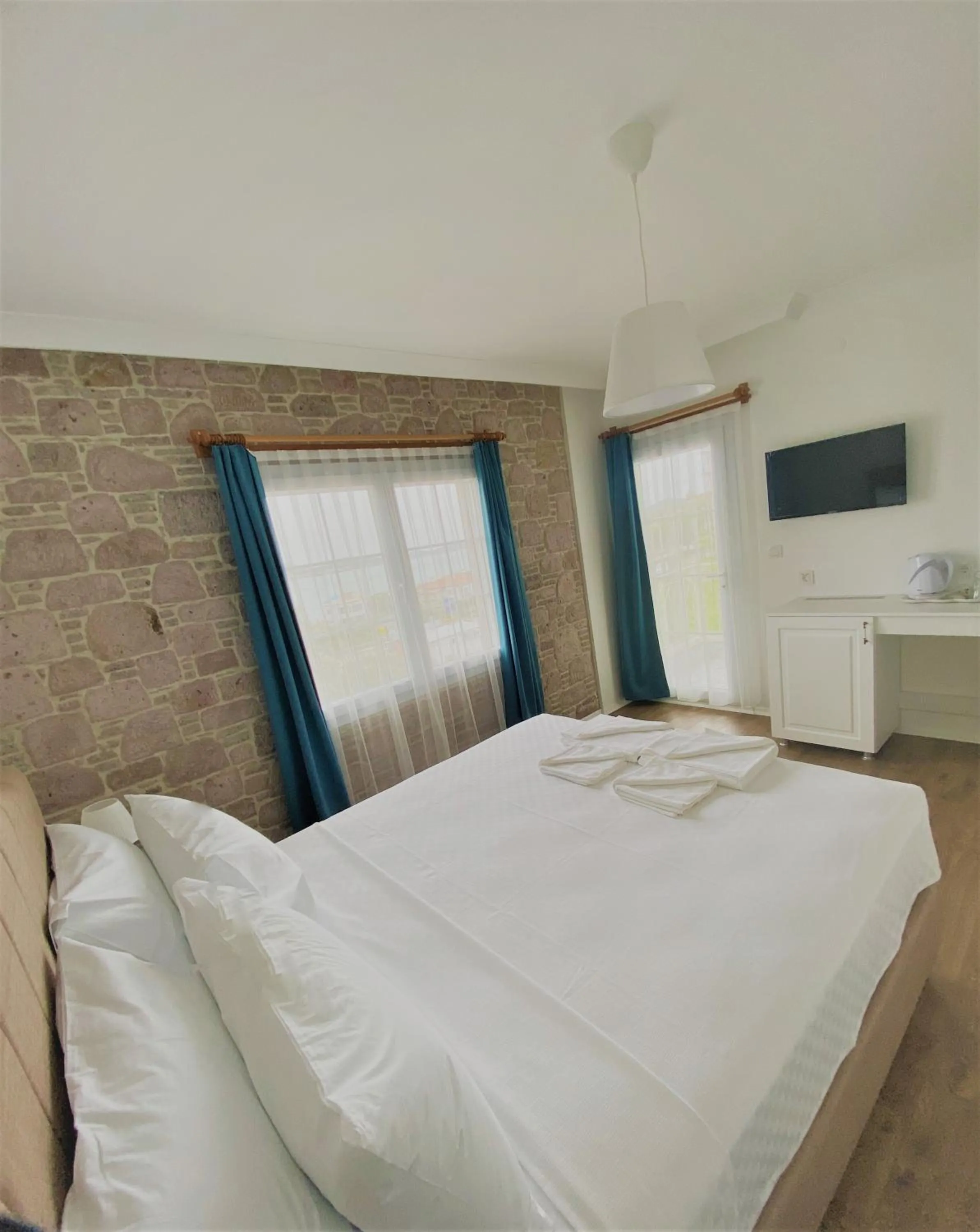 Photo of the whole room in Cunda Kordon Otel