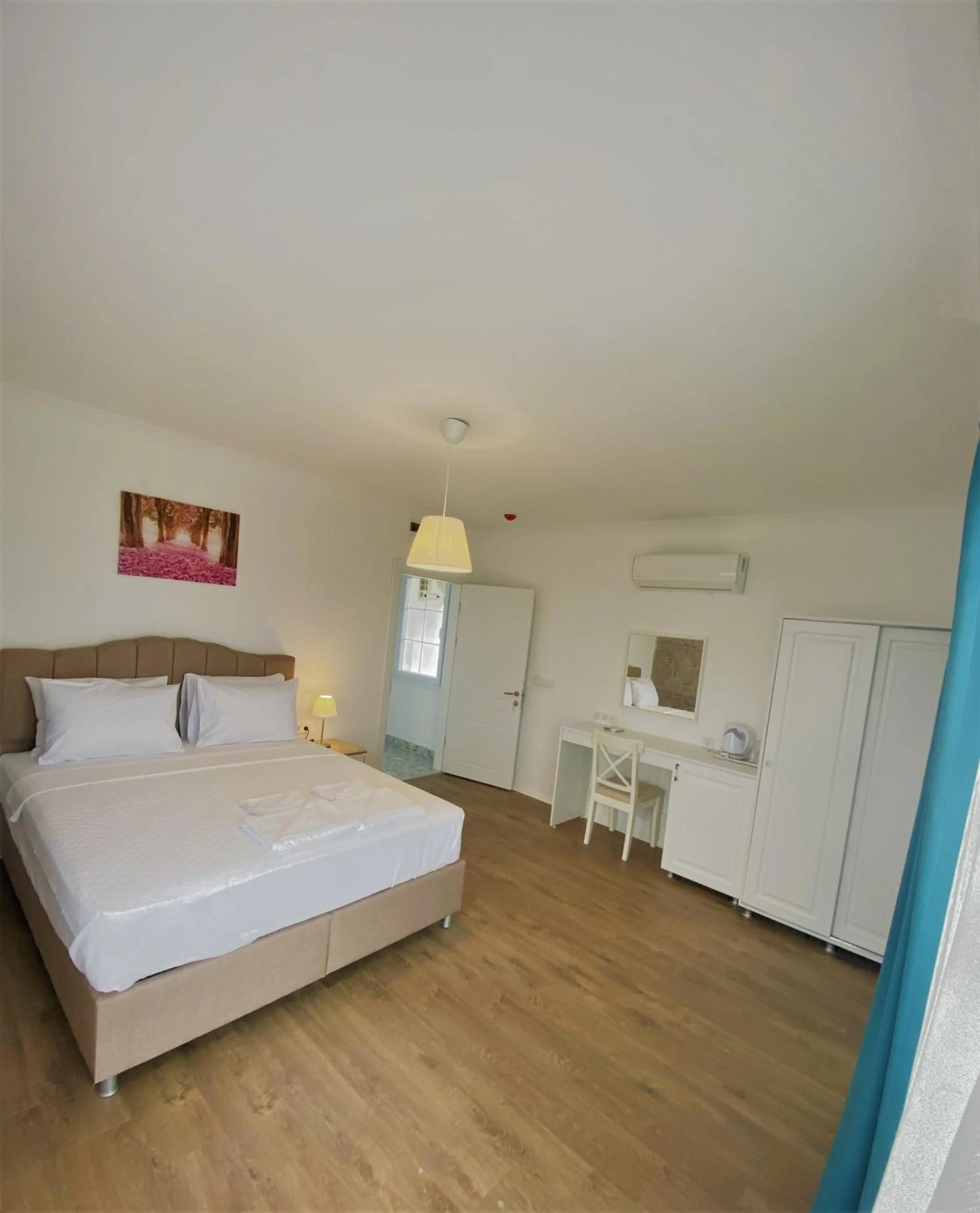 Photo of the whole room in Cunda Kordon Otel