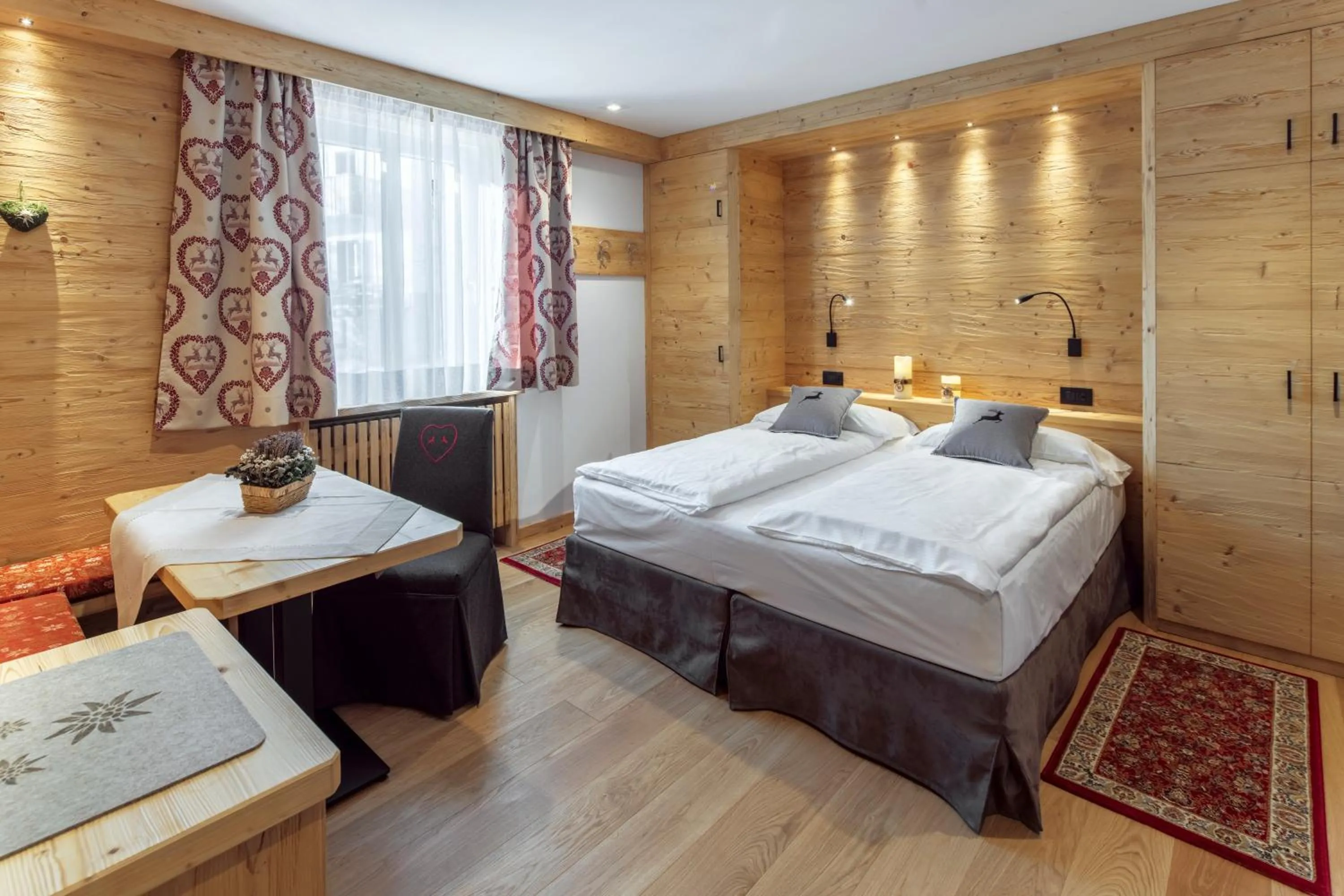 Bedroom, Bed in Hotel Columbia & Spa