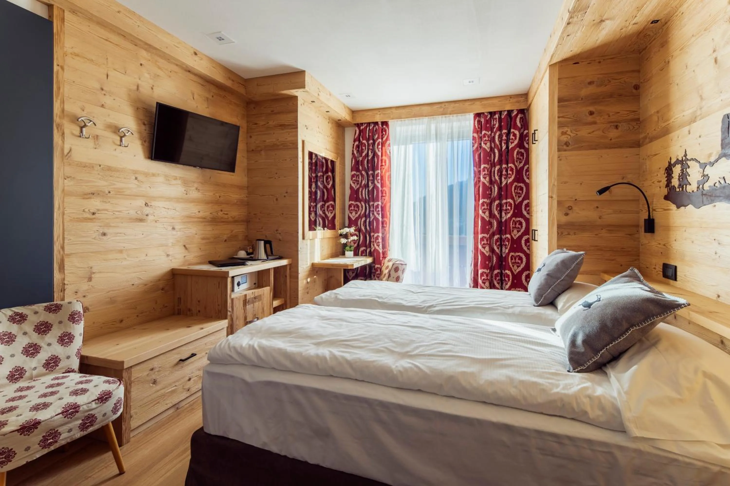 Bedroom, Bed in Hotel Columbia & Spa