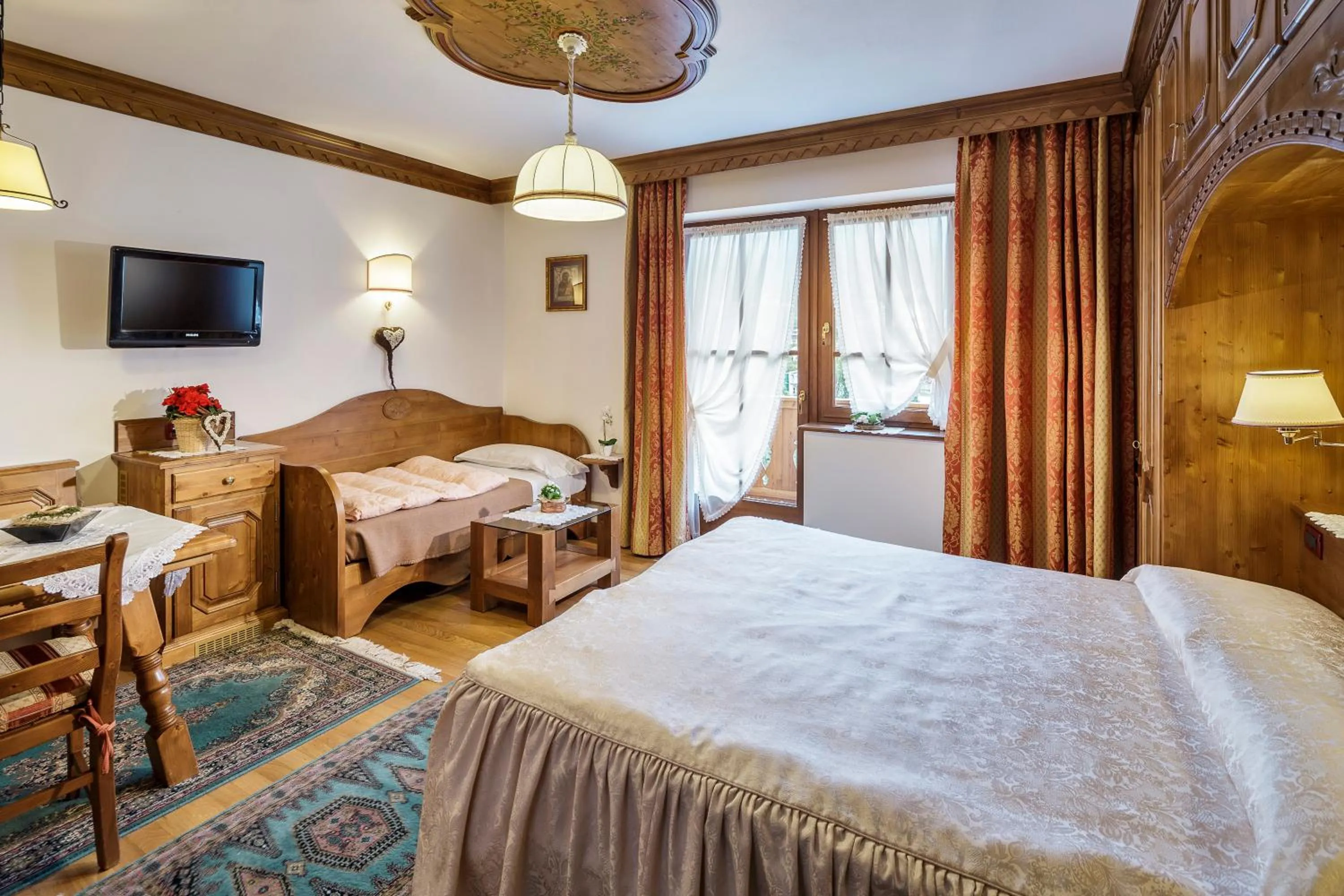 Photo of the whole room, Bed in Hotel Columbia & Spa