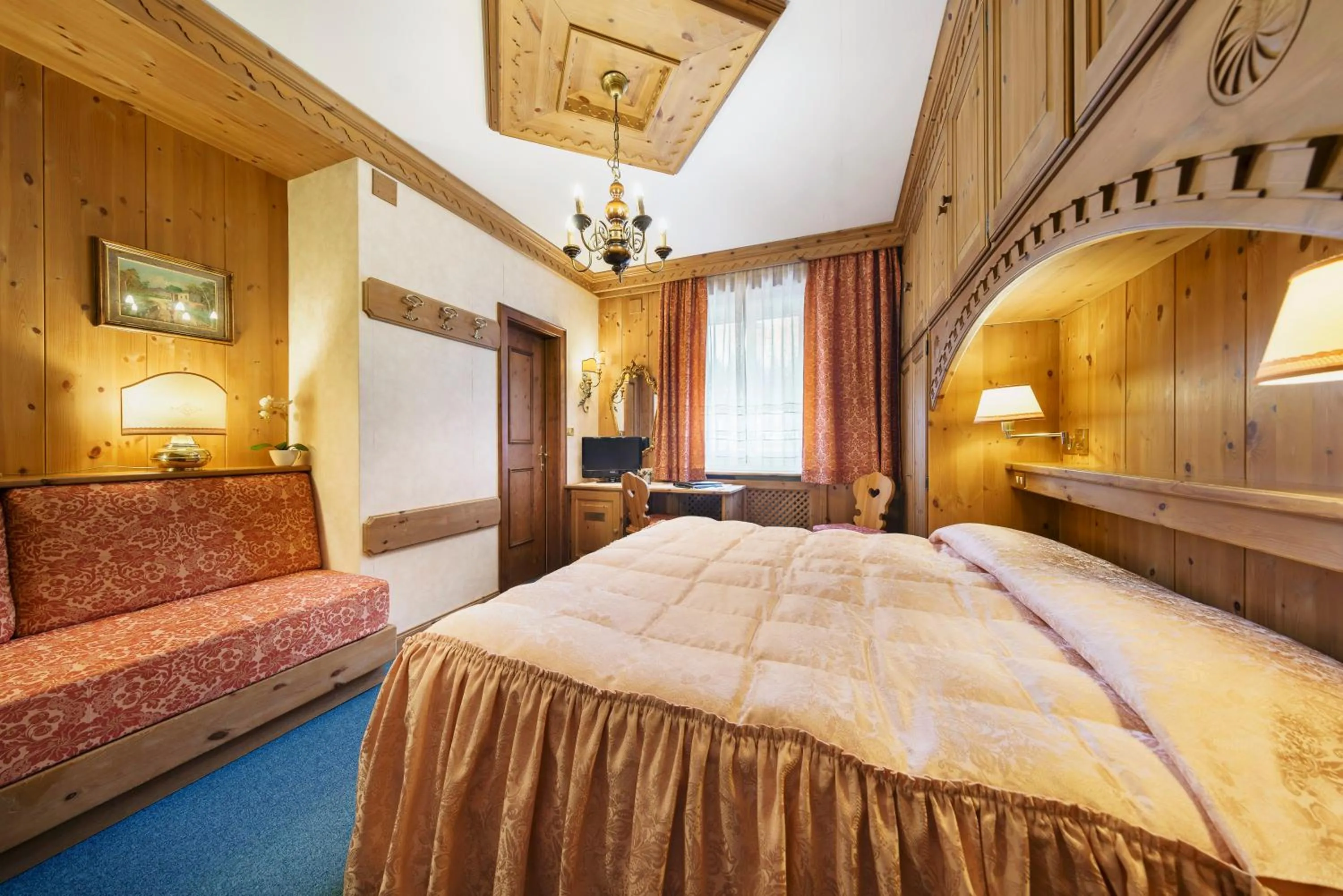 Photo of the whole room, Bed in Hotel Columbia & Spa