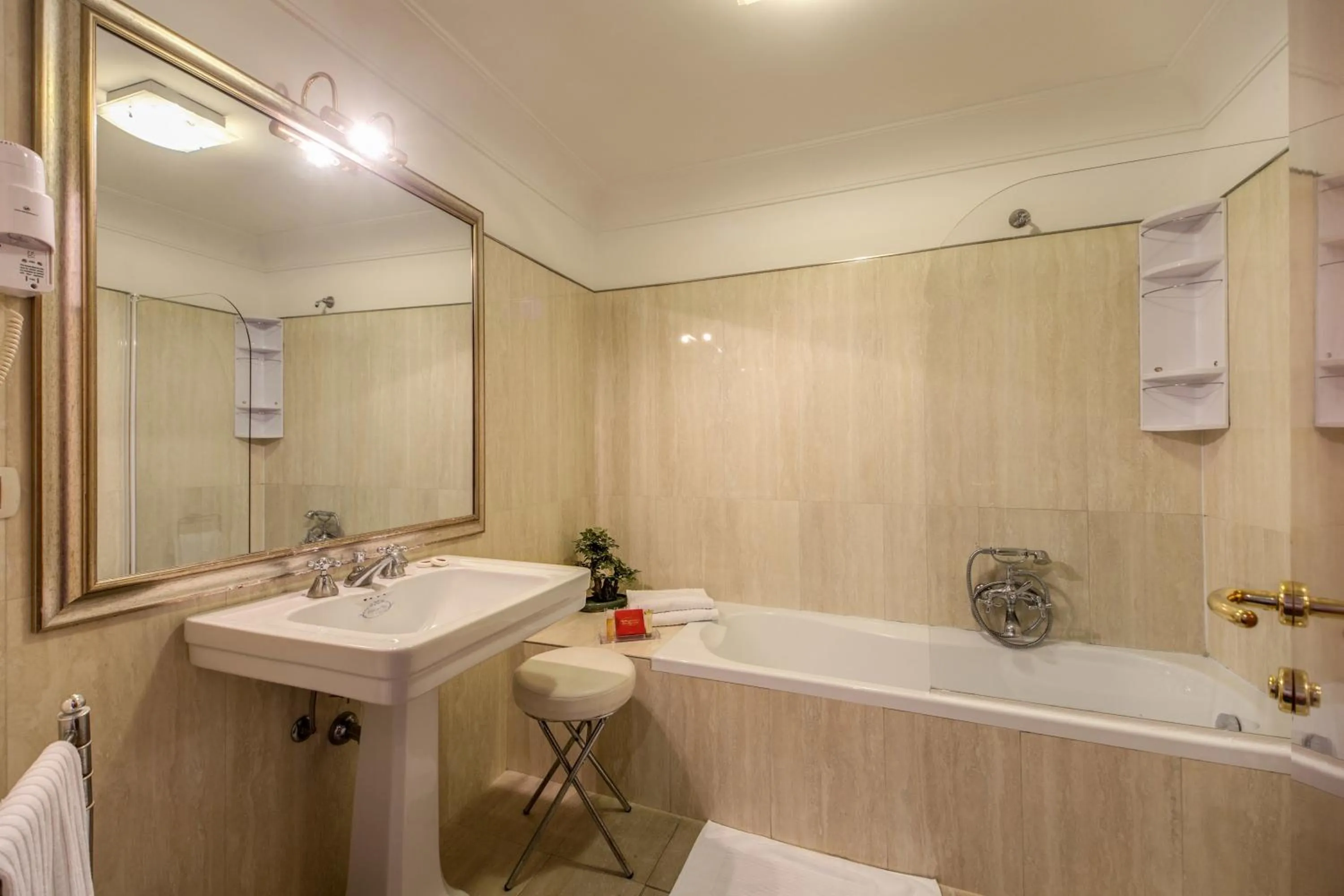 Toilet in Relais Hotel Antico Palazzo Rospigliosi