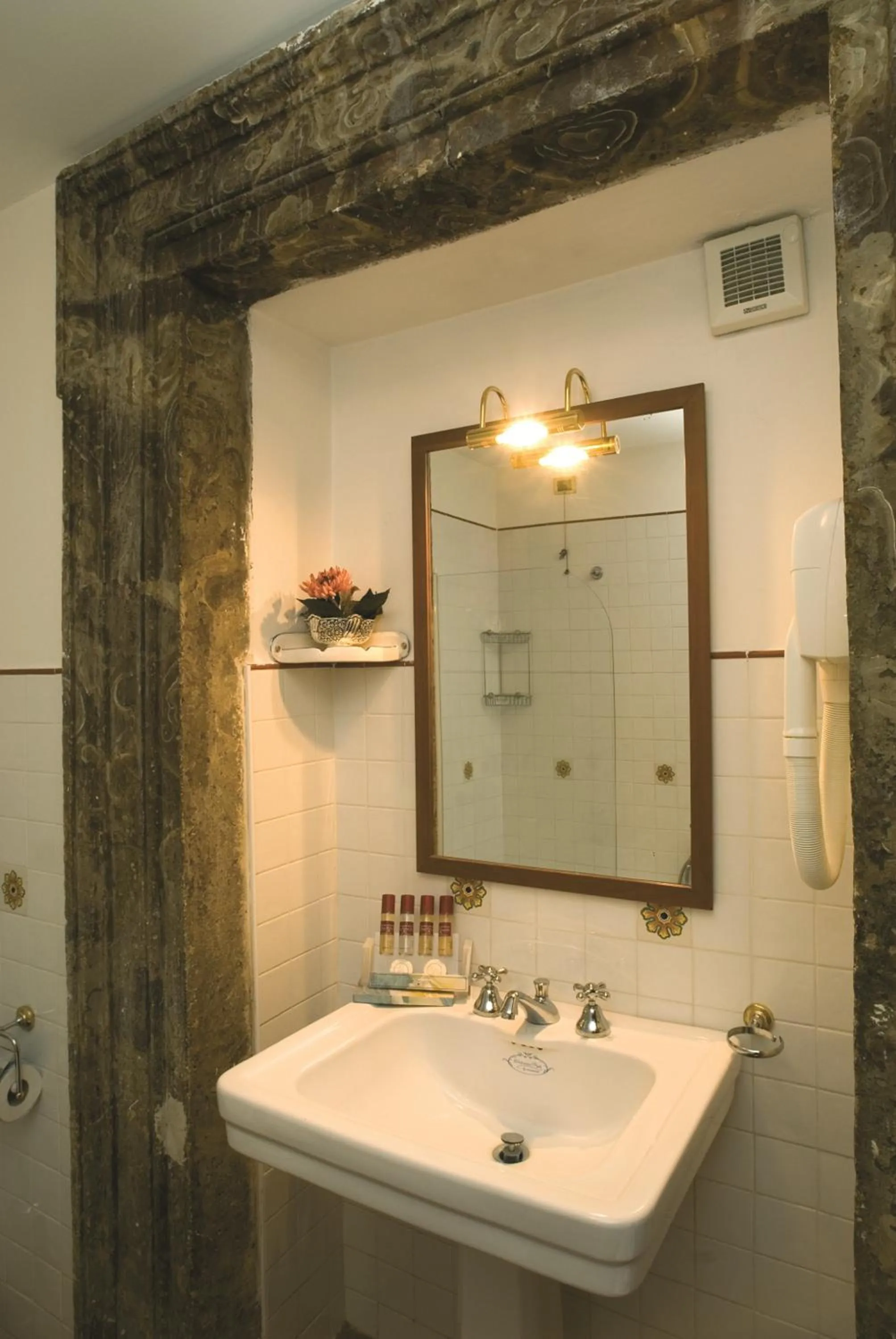 Toilet in Relais Hotel Antico Palazzo Rospigliosi