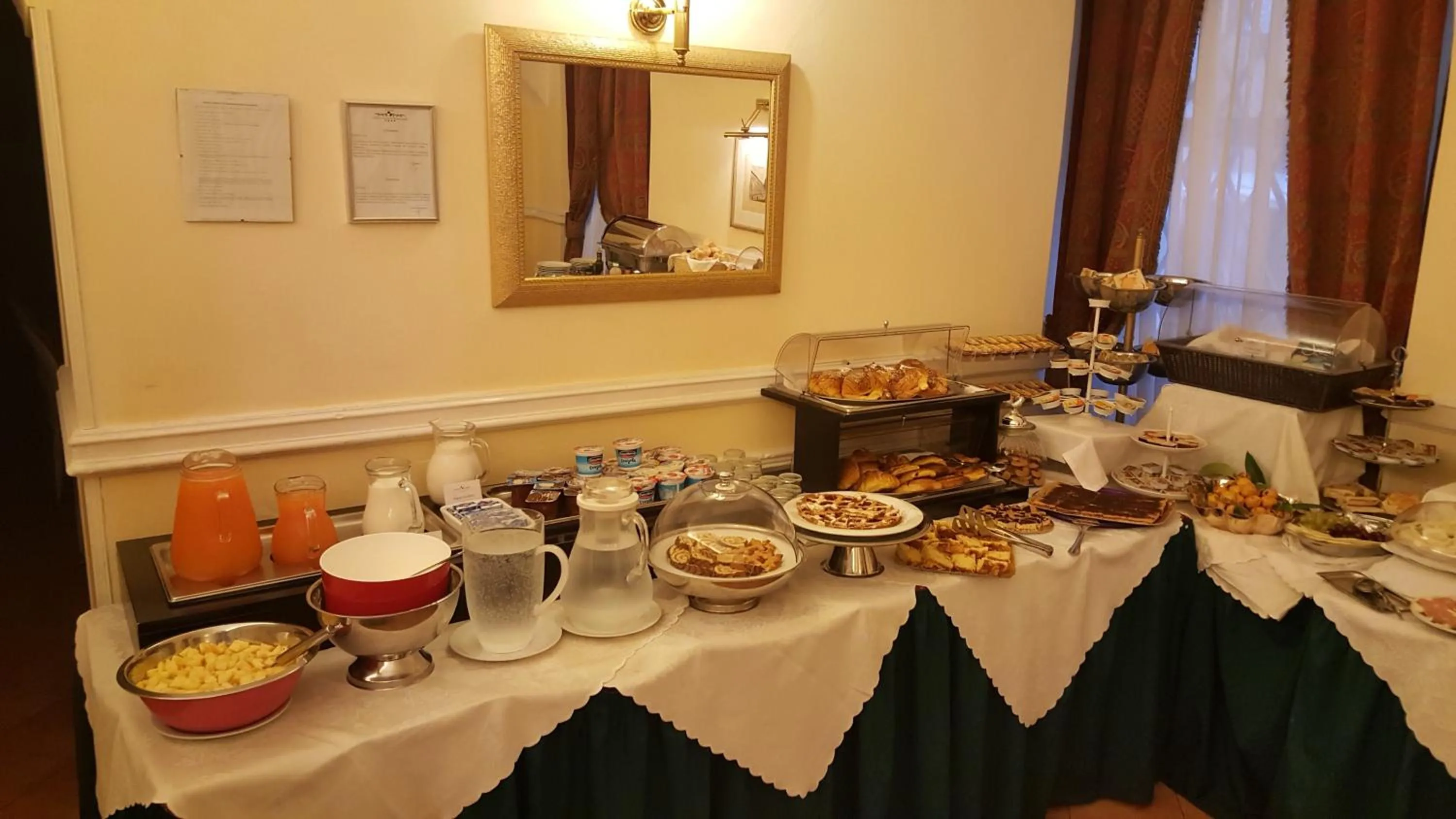 Buffet breakfast in Relais Hotel Antico Palazzo Rospigliosi
