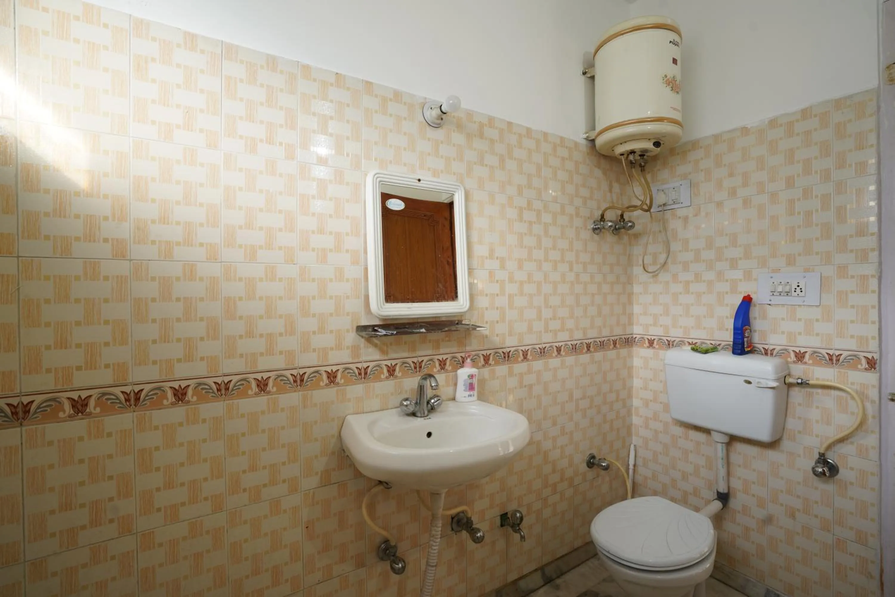 Bathroom in indian backpackers hostel