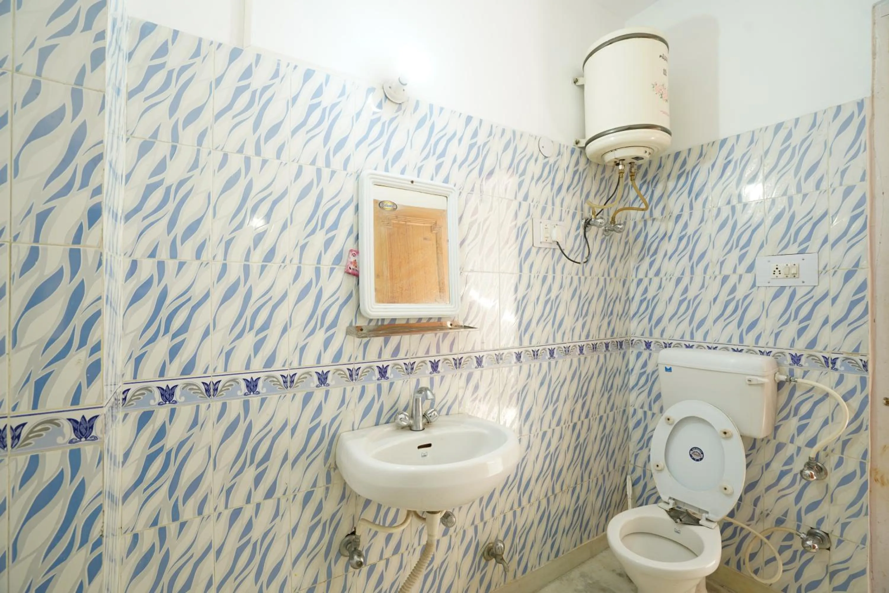 Bathroom in indian backpackers hostel