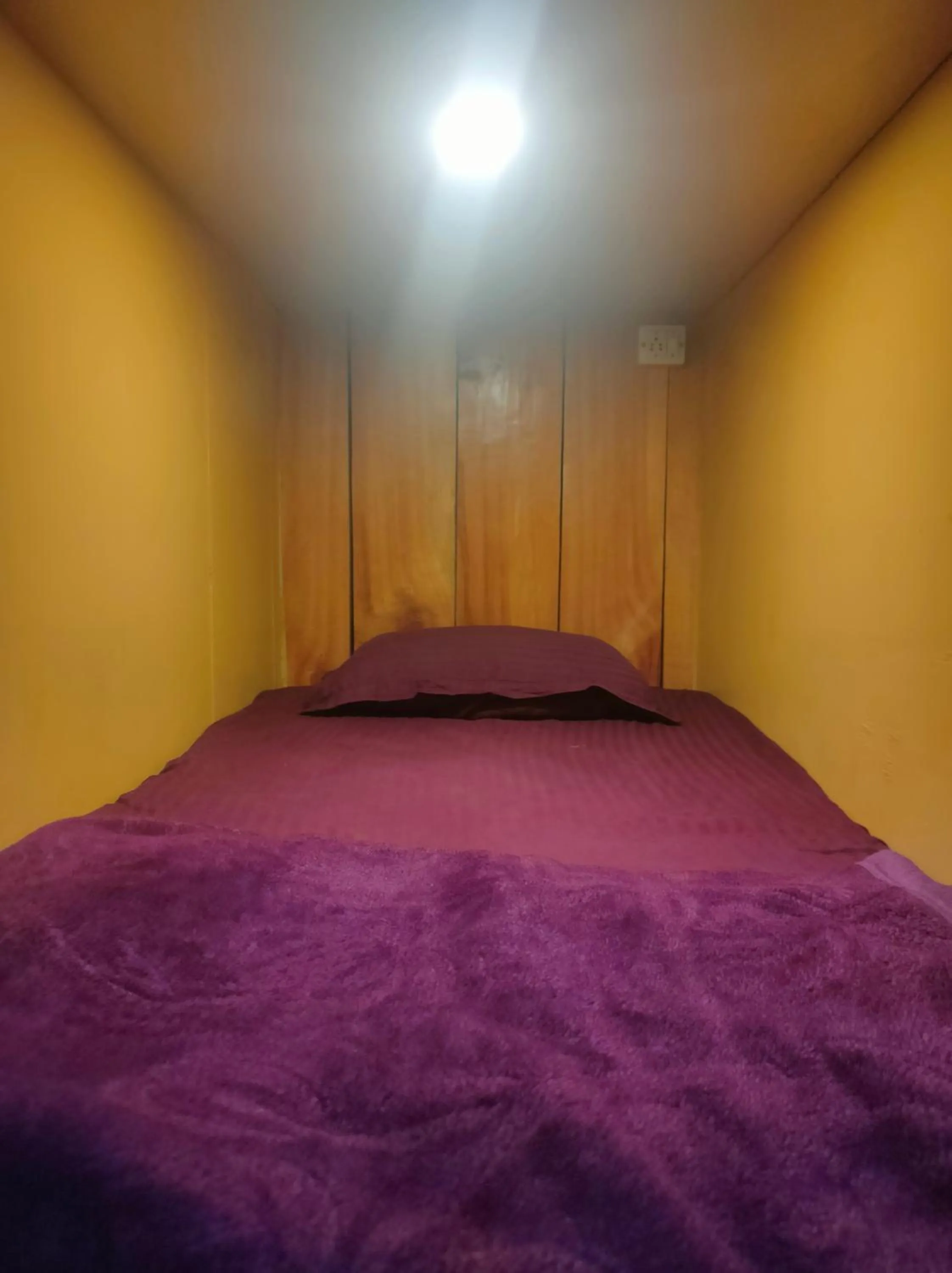 Bed in indian backpackers hostel