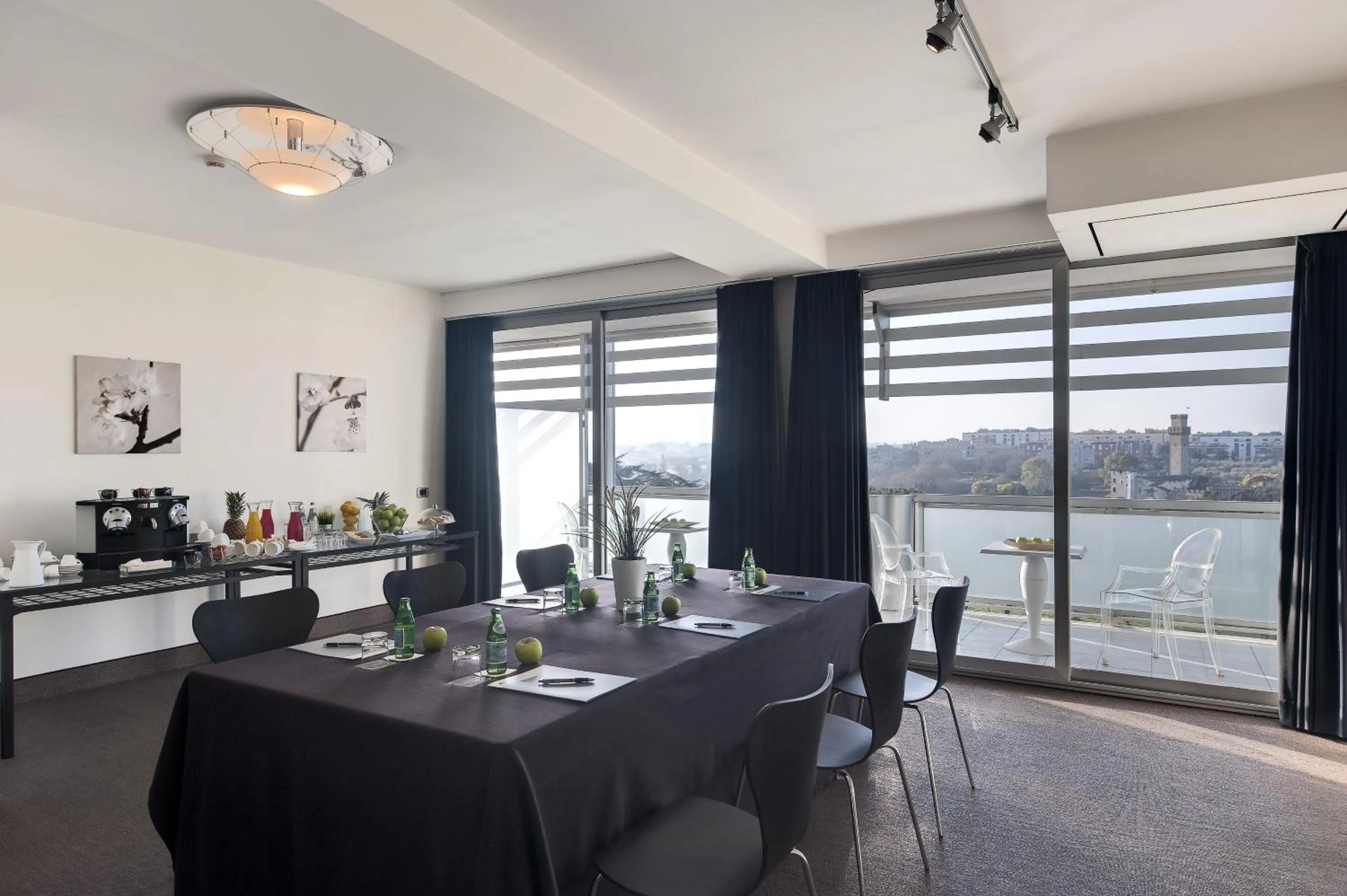 Business facilities in Occidental Aran Park