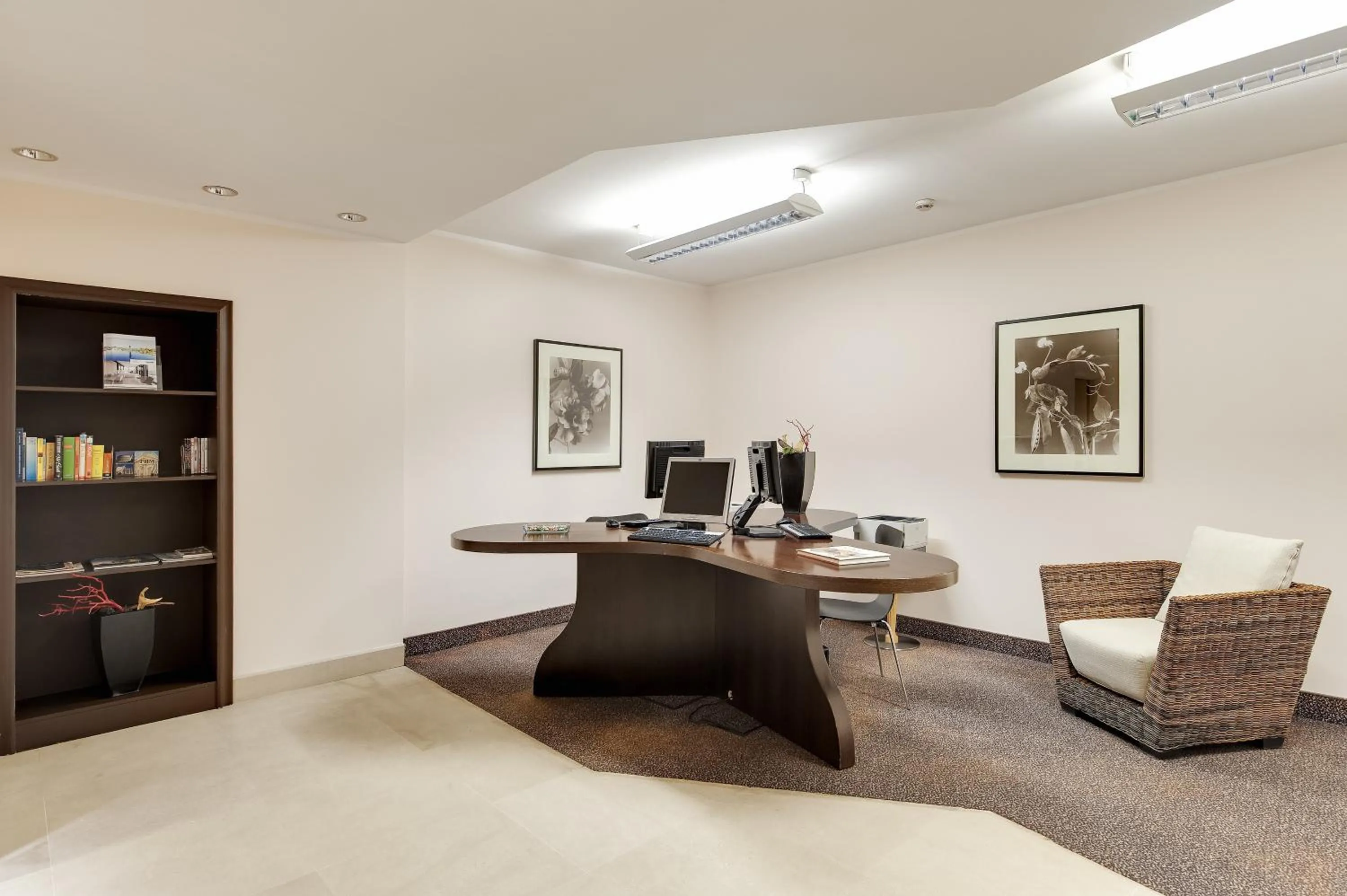 Business facilities in Occidental Aran Park