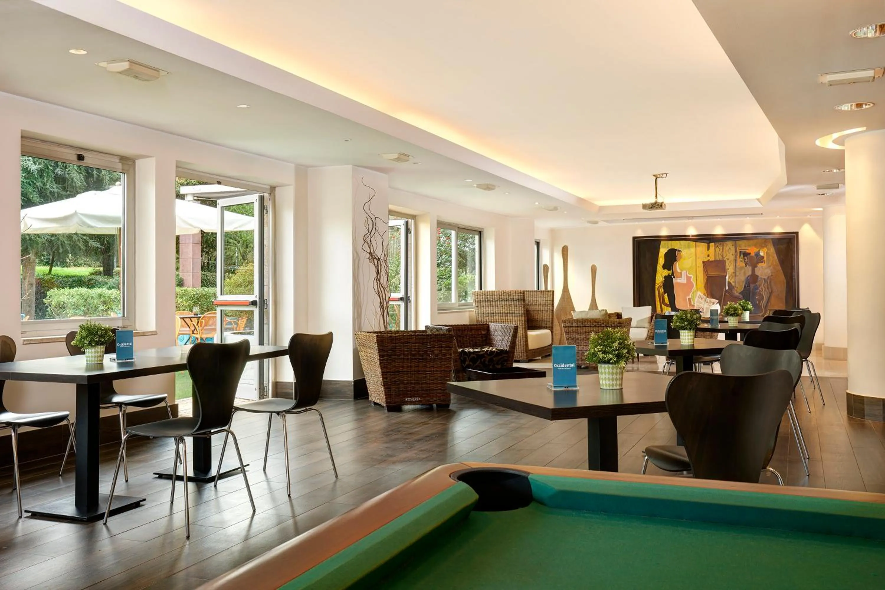 Restaurant/places to eat in Occidental Aran Park