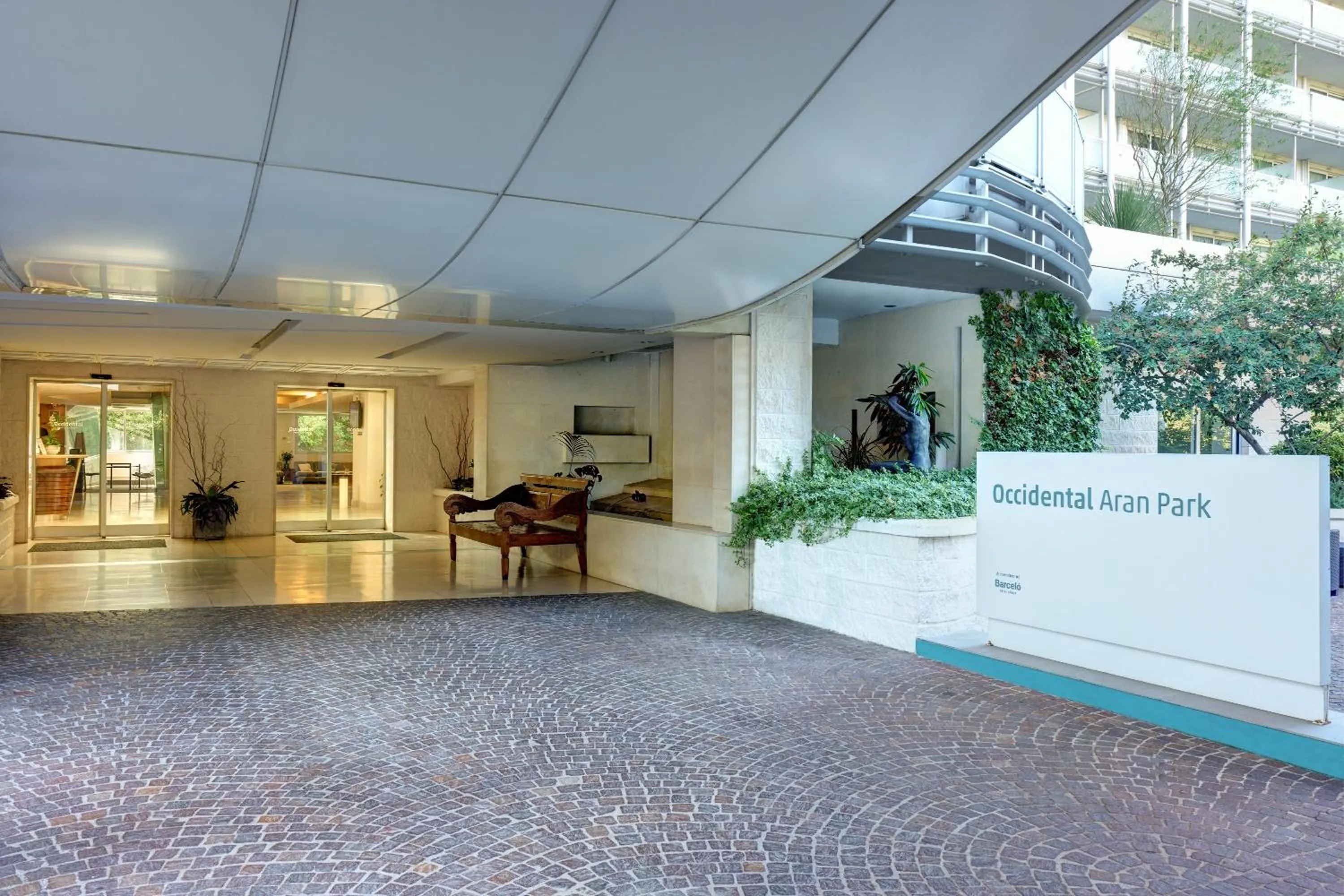 Property building in Occidental Aran Park