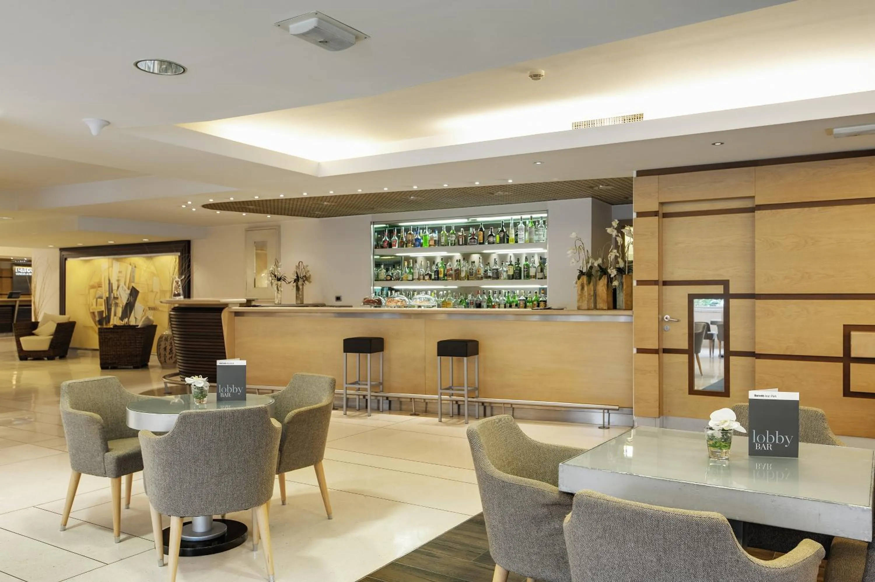 Restaurant/places to eat in Occidental Aran Park