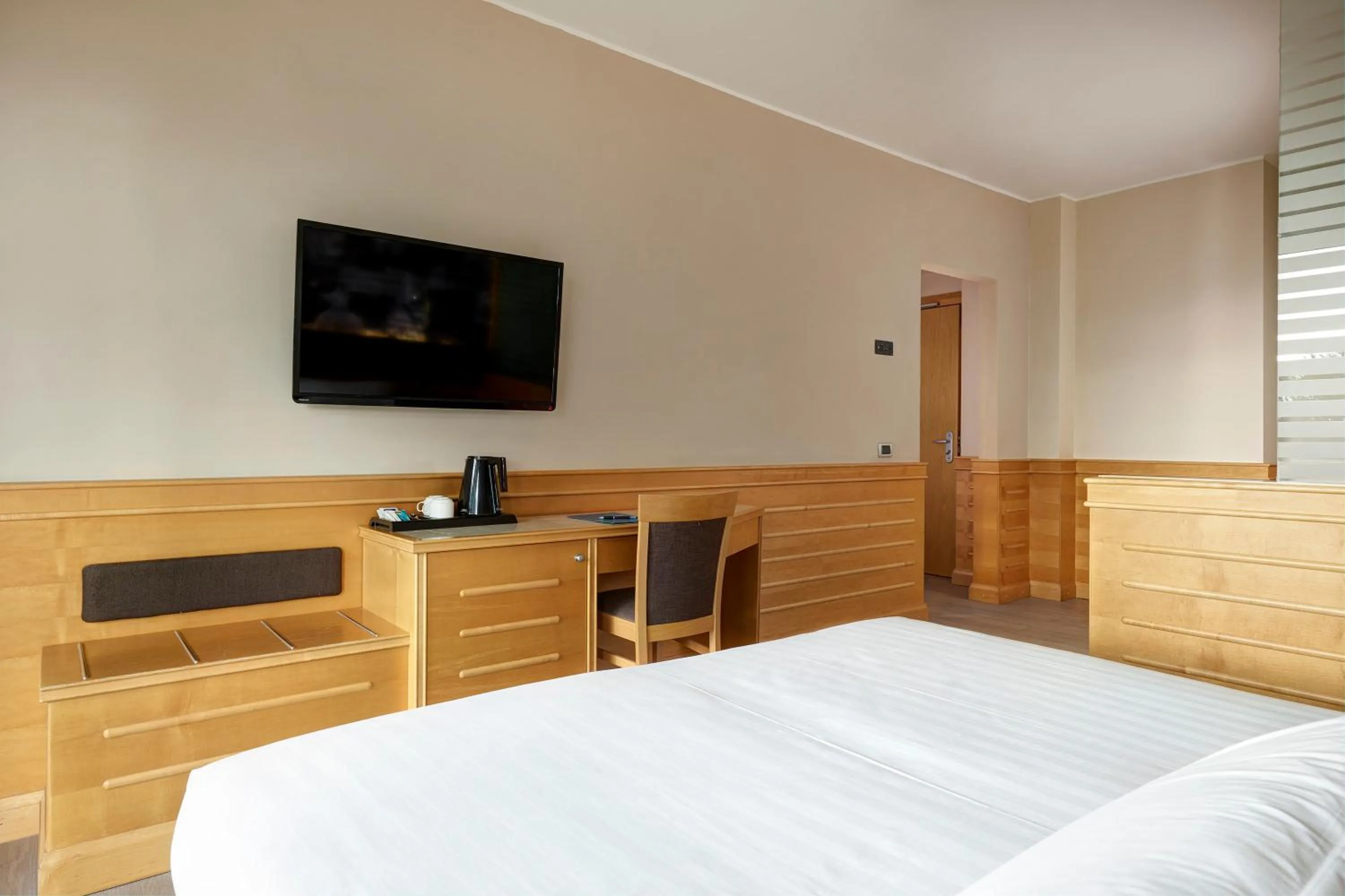 Seating area, Bed in Occidental Aran Park