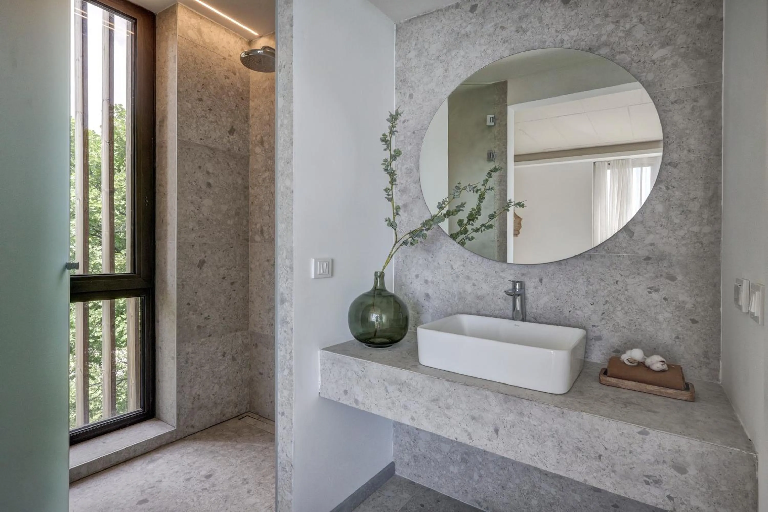 Shower in Umani Hotel - Free Beach - Free Parking