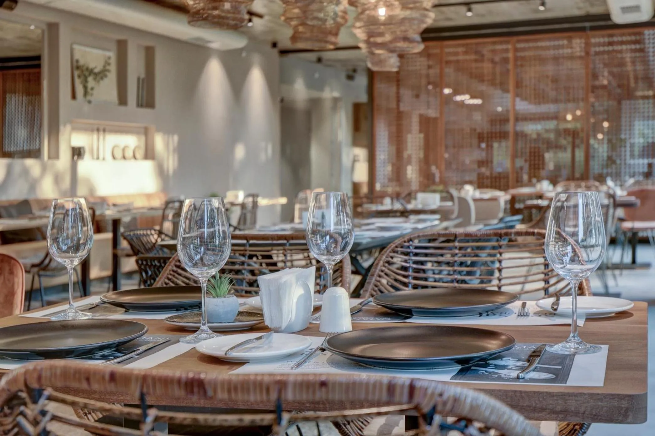 Restaurant/places to eat in Umani Hotel - Free Beach - Free Parking