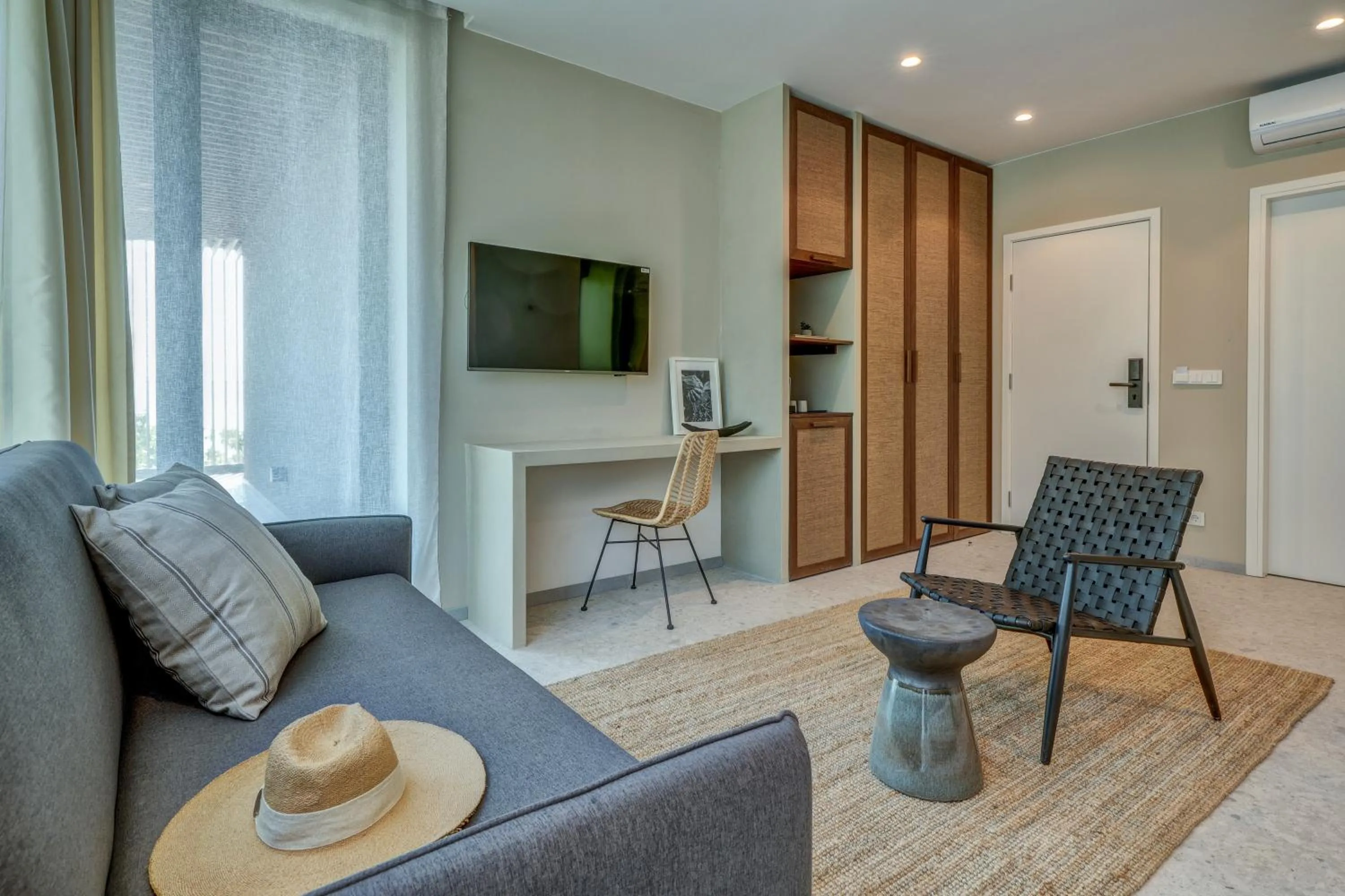 TV and multimedia in Umani Hotel - Free Beach - Free Parking