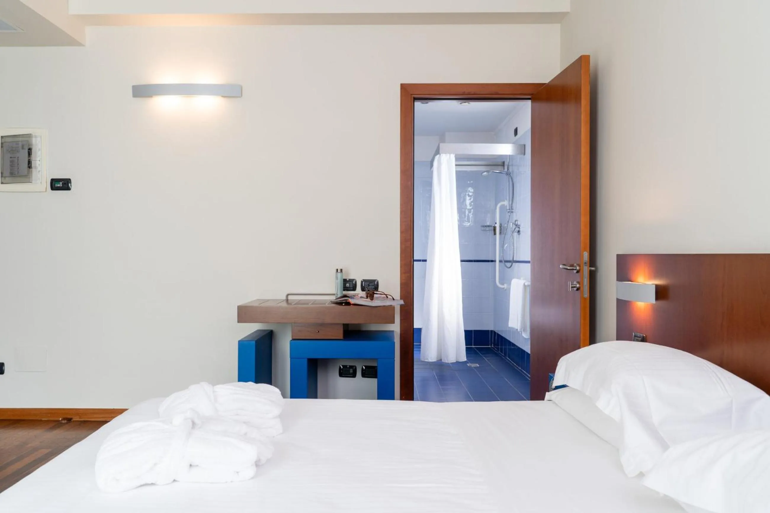 Bathroom, Bed in Hotel Balance