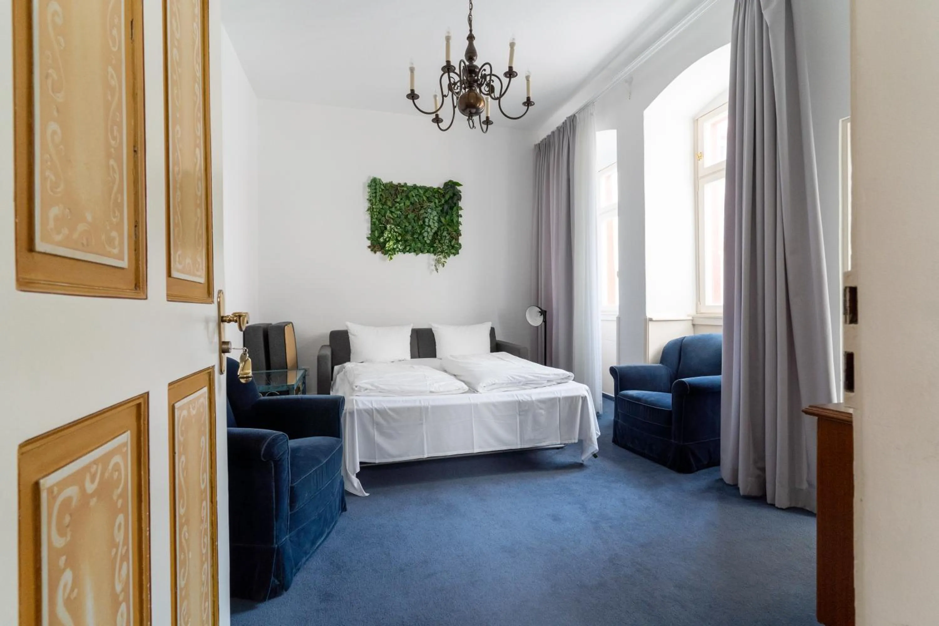 Bed in Hotel zum Ritter St Georg - Oldest Residential Building in Heidelberg since 1592