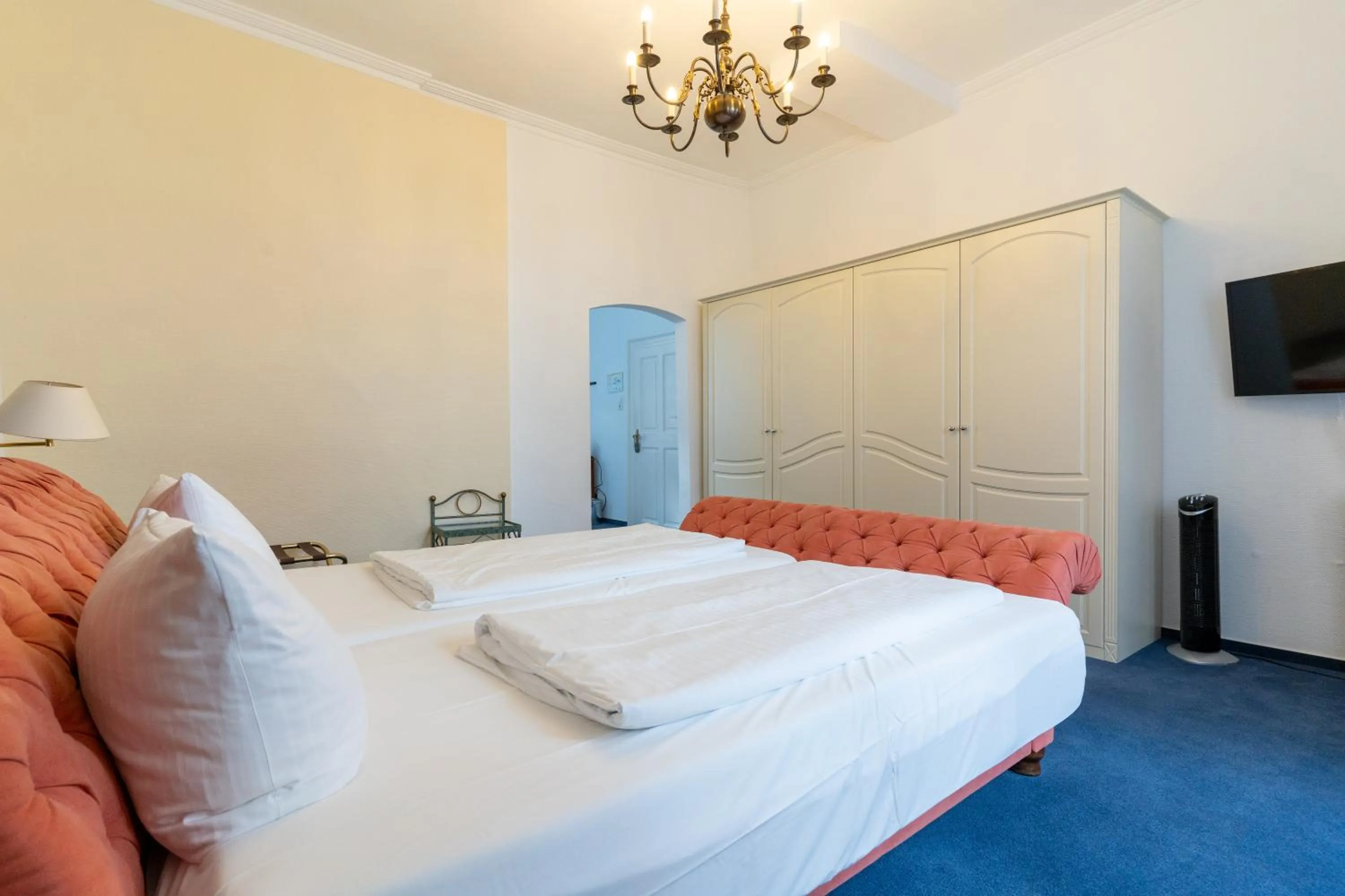 Bed in Hotel zum Ritter St Georg - Oldest Residential Building in Heidelberg since 1592