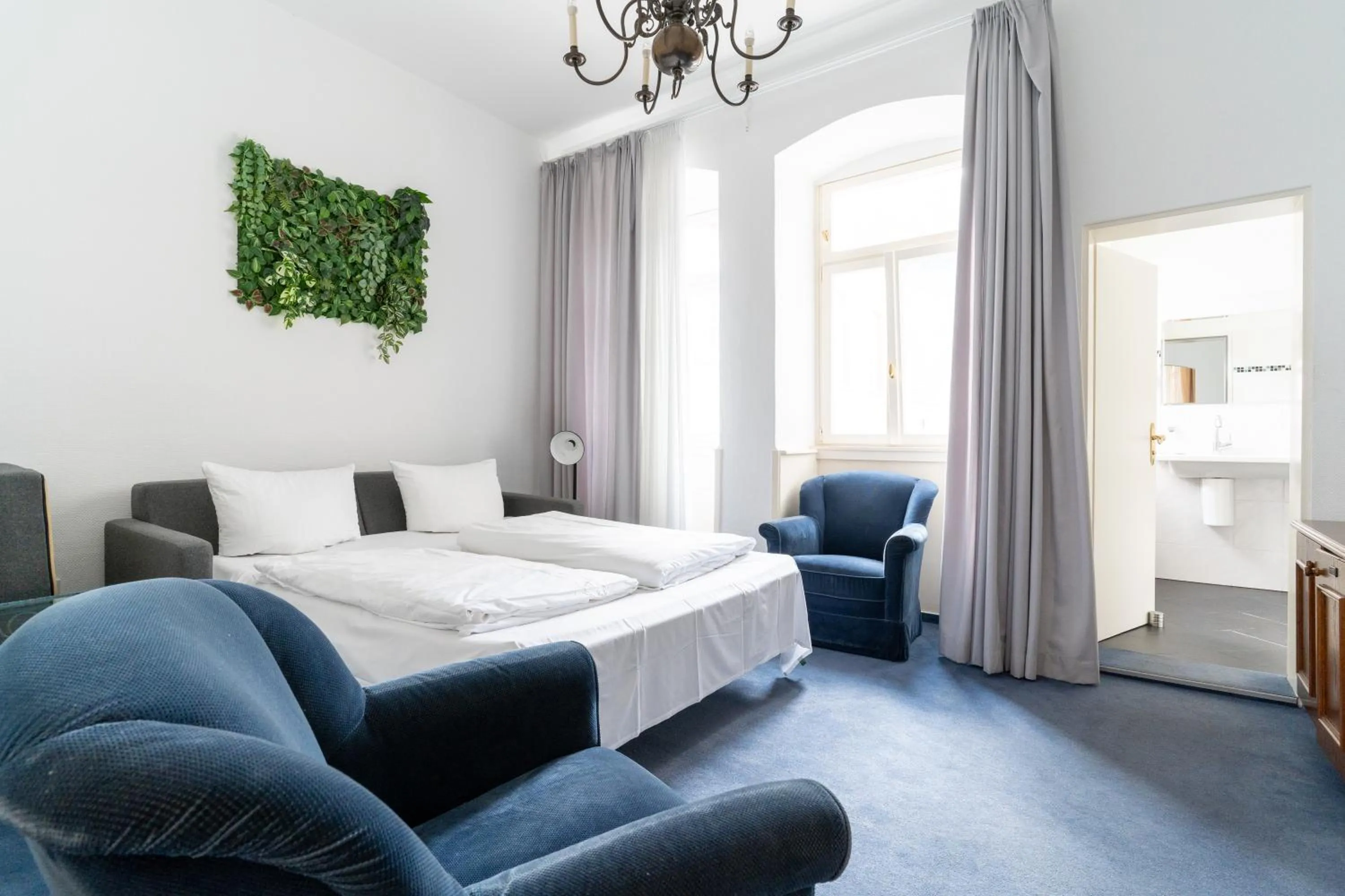 Bed in Hotel zum Ritter St Georg - Oldest Residential Building in Heidelberg since 1592