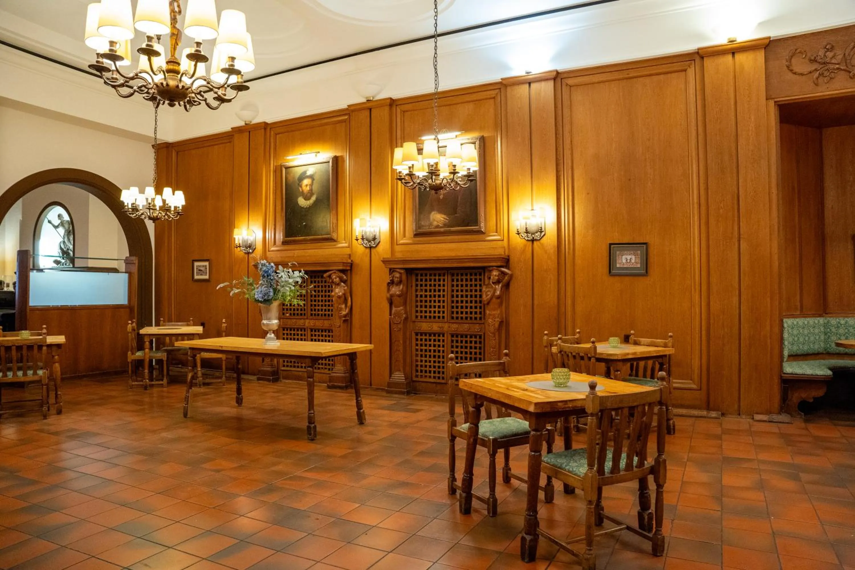 Restaurant/places to eat in Hotel zum Ritter St Georg - Oldest Residential Building in Heidelberg since 1592
