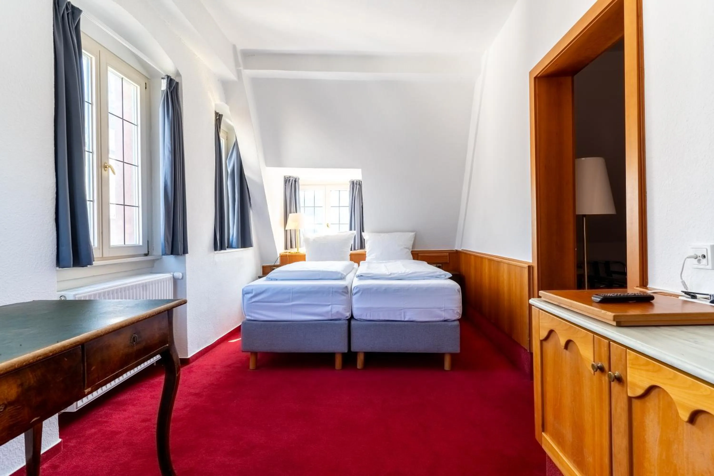 Bedroom, Bed in Hotel zum Ritter St Georg - Oldest Residential Building in Heidelberg since 1592