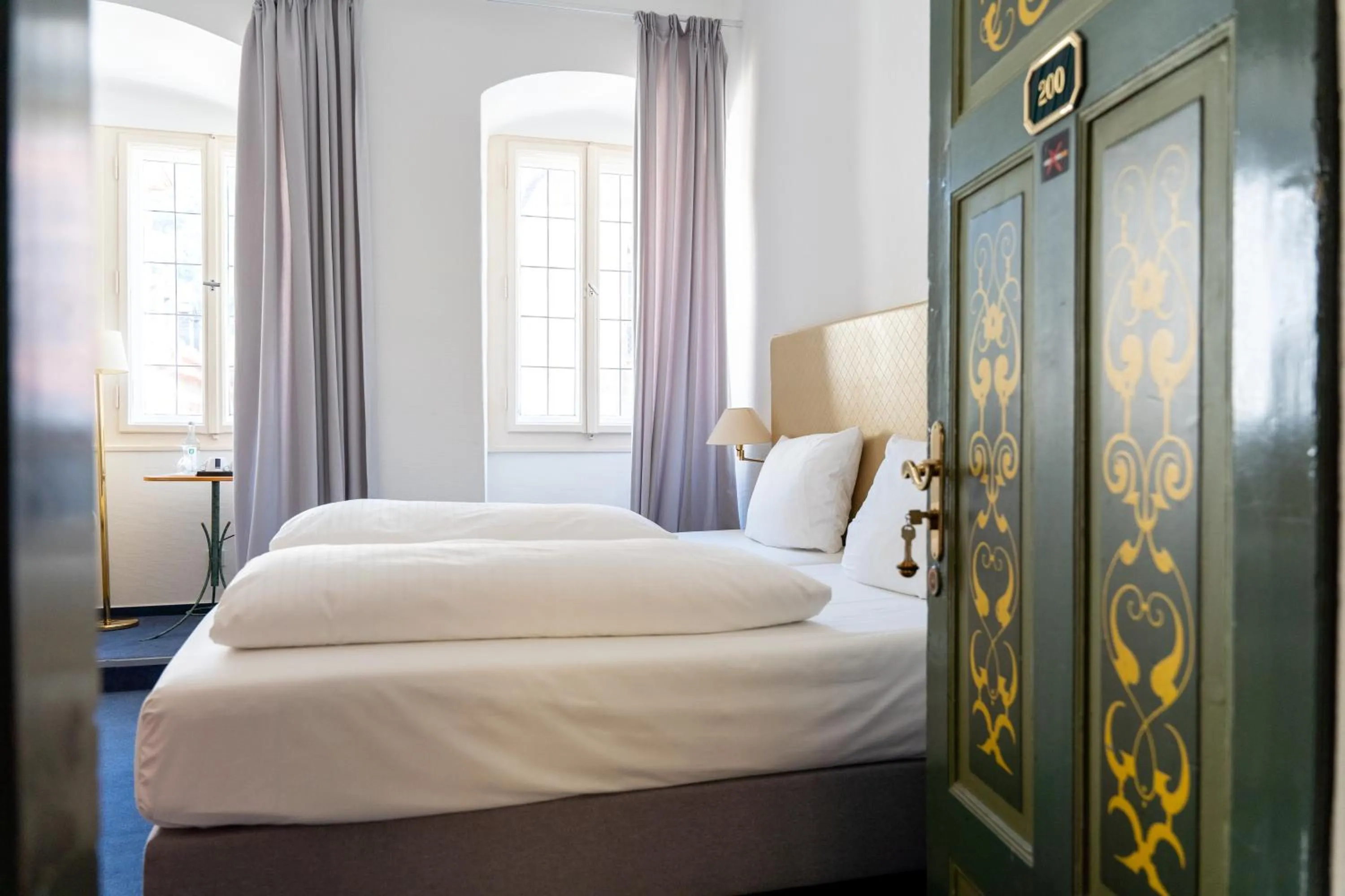 Bedroom, Bed in Hotel zum Ritter St Georg - Oldest Residential Building in Heidelberg since 1592