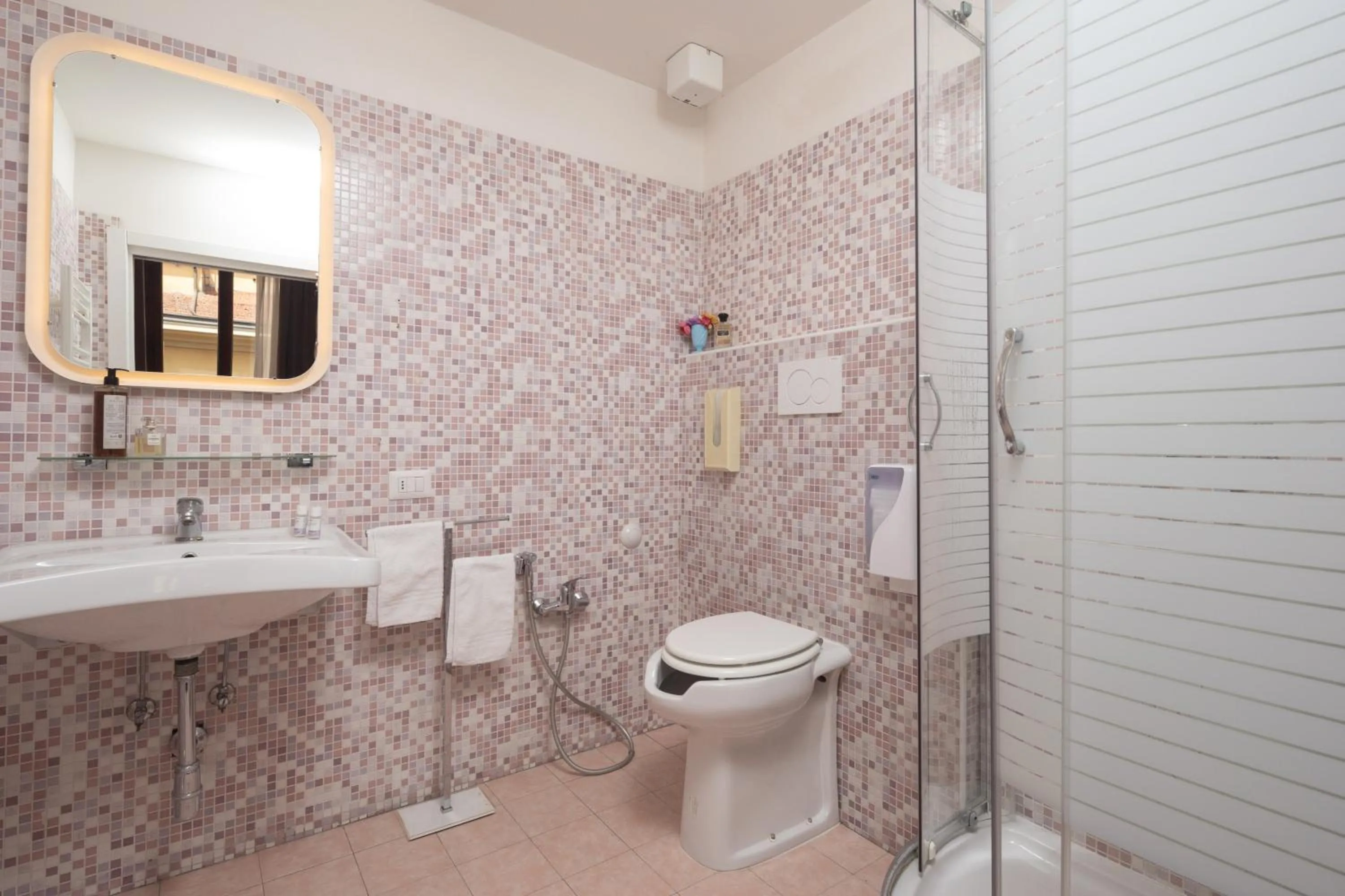 Shower in Hotel Jolì