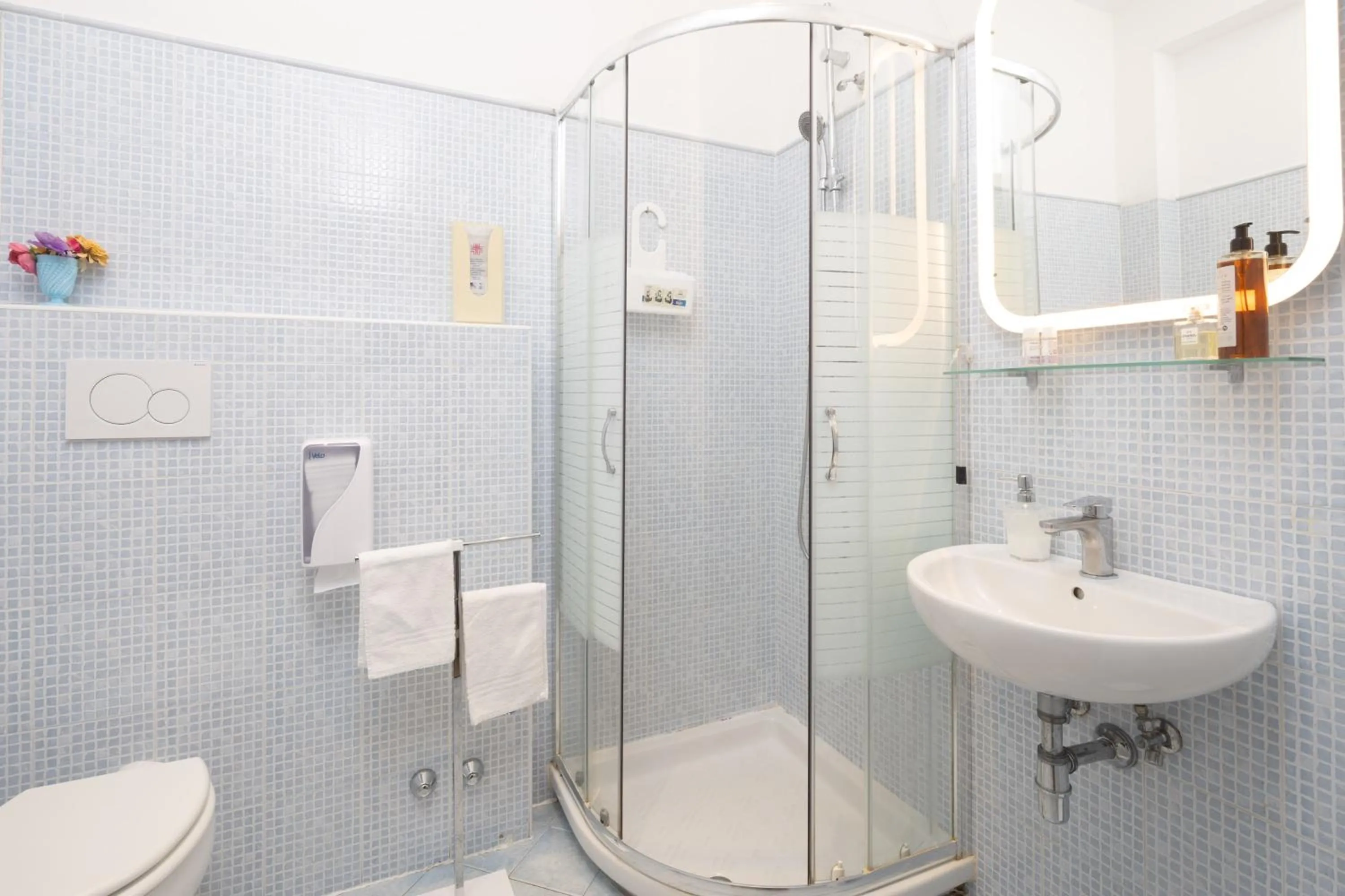 Shower in Hotel Jolì
