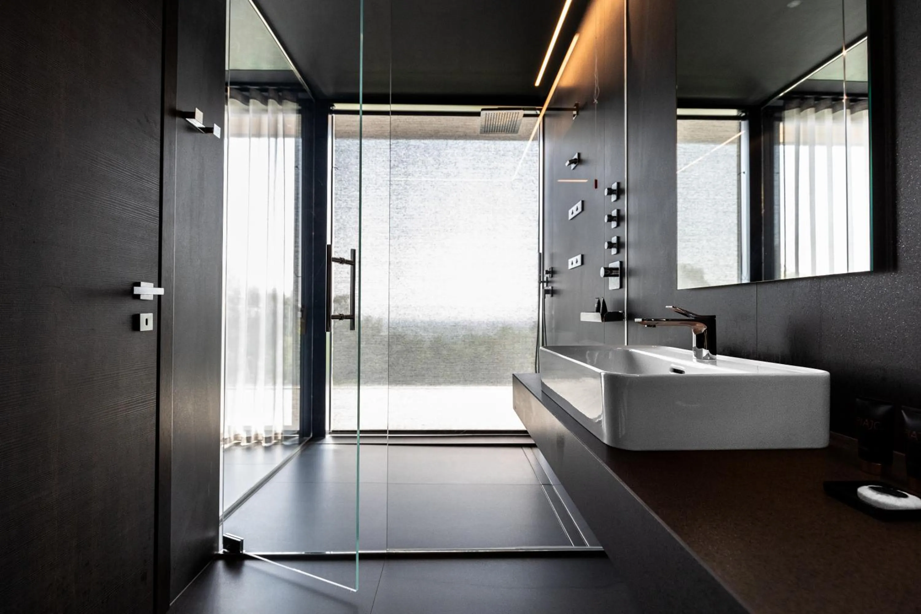 Shower in Phi Hotel Piajo