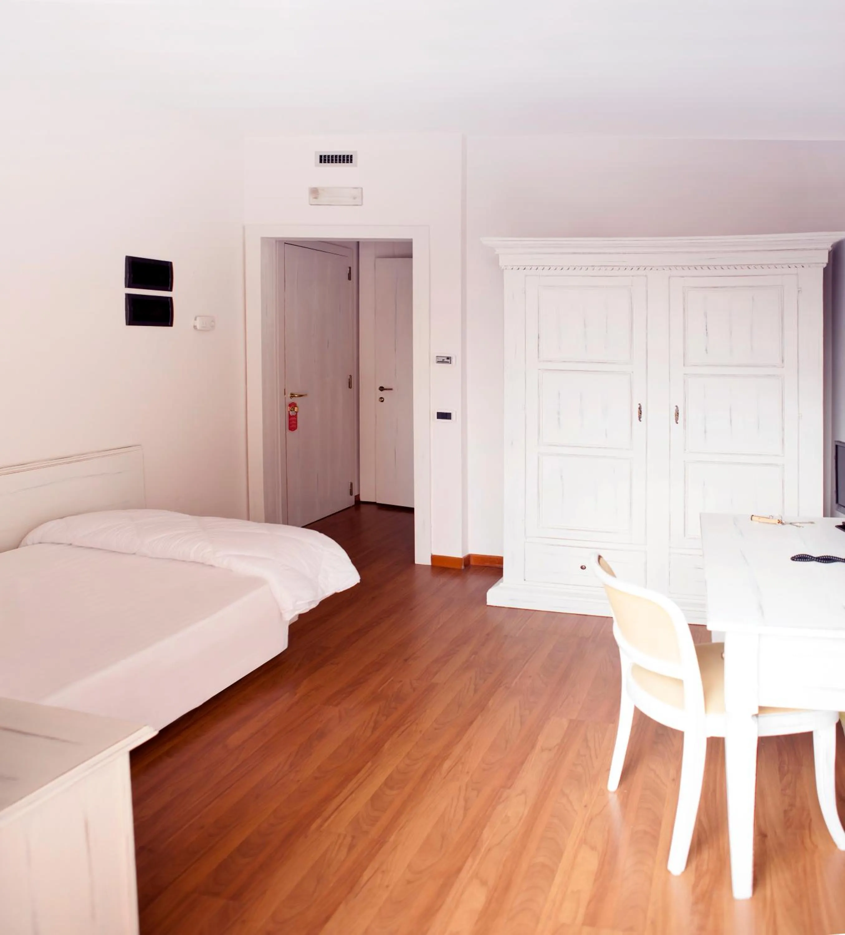 Bedroom, Bed in Hotel Sebino