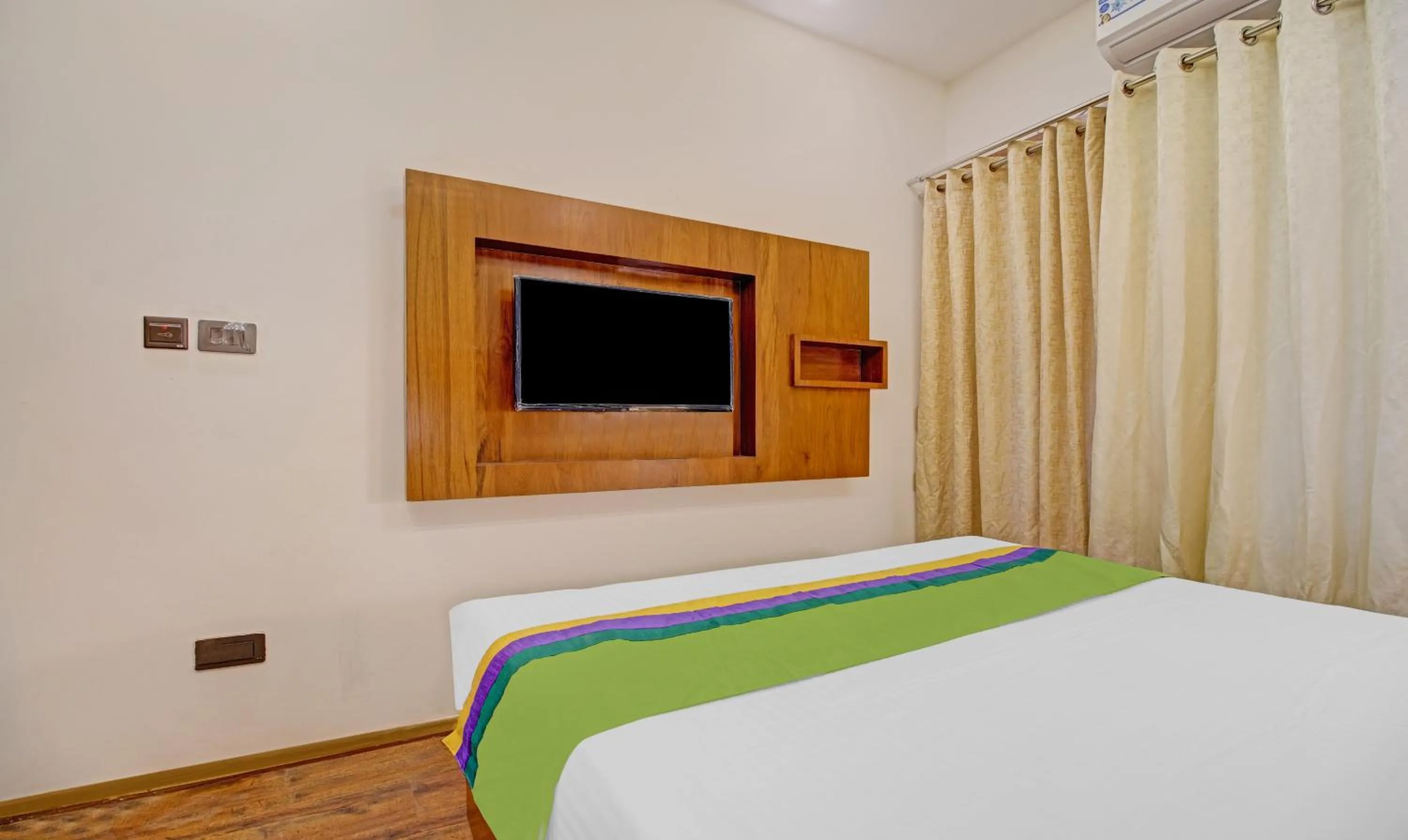 Bedroom, Bed in Treebo White Inn