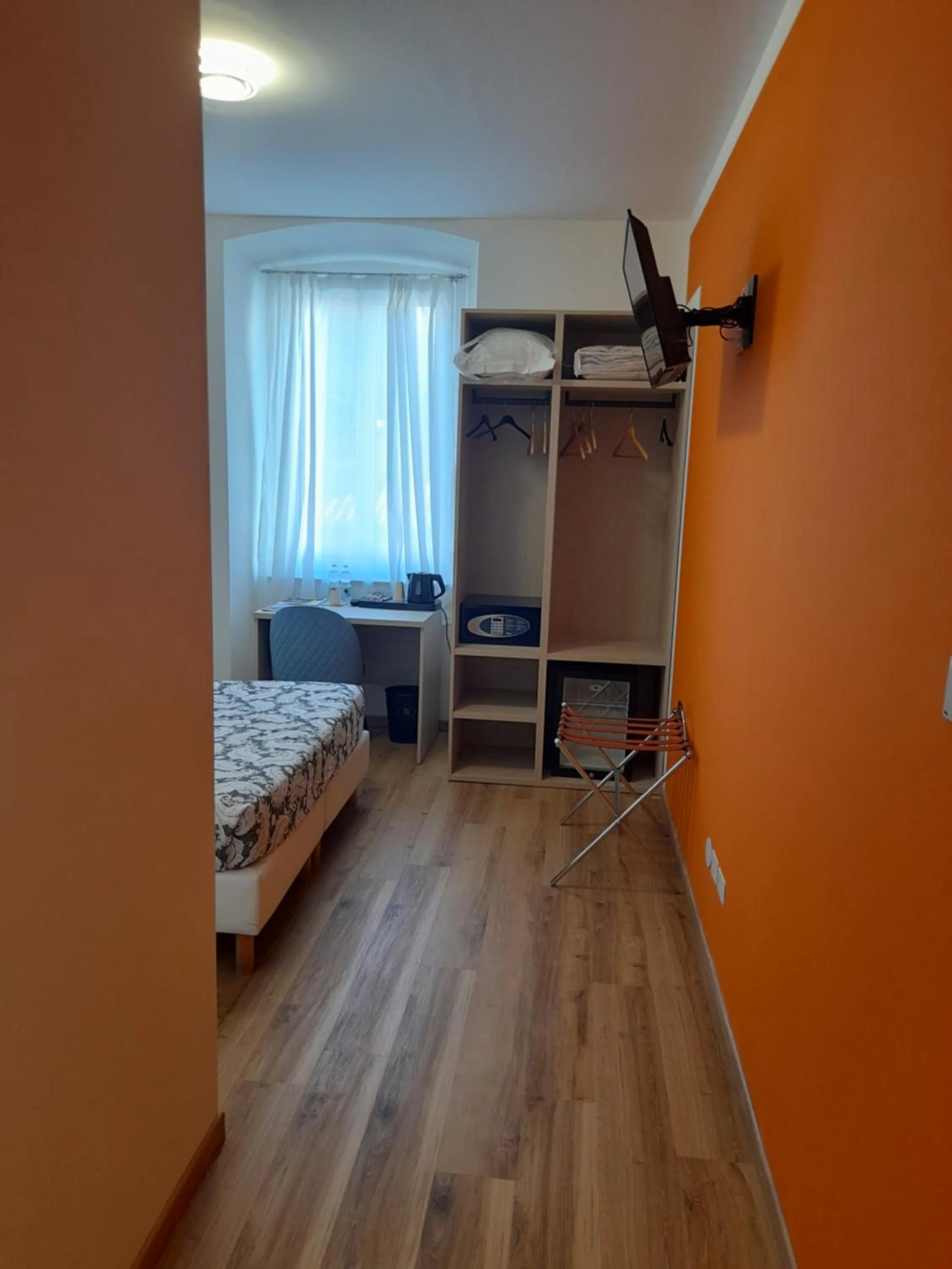 Photo of the whole room, Bed in Hotel Italia