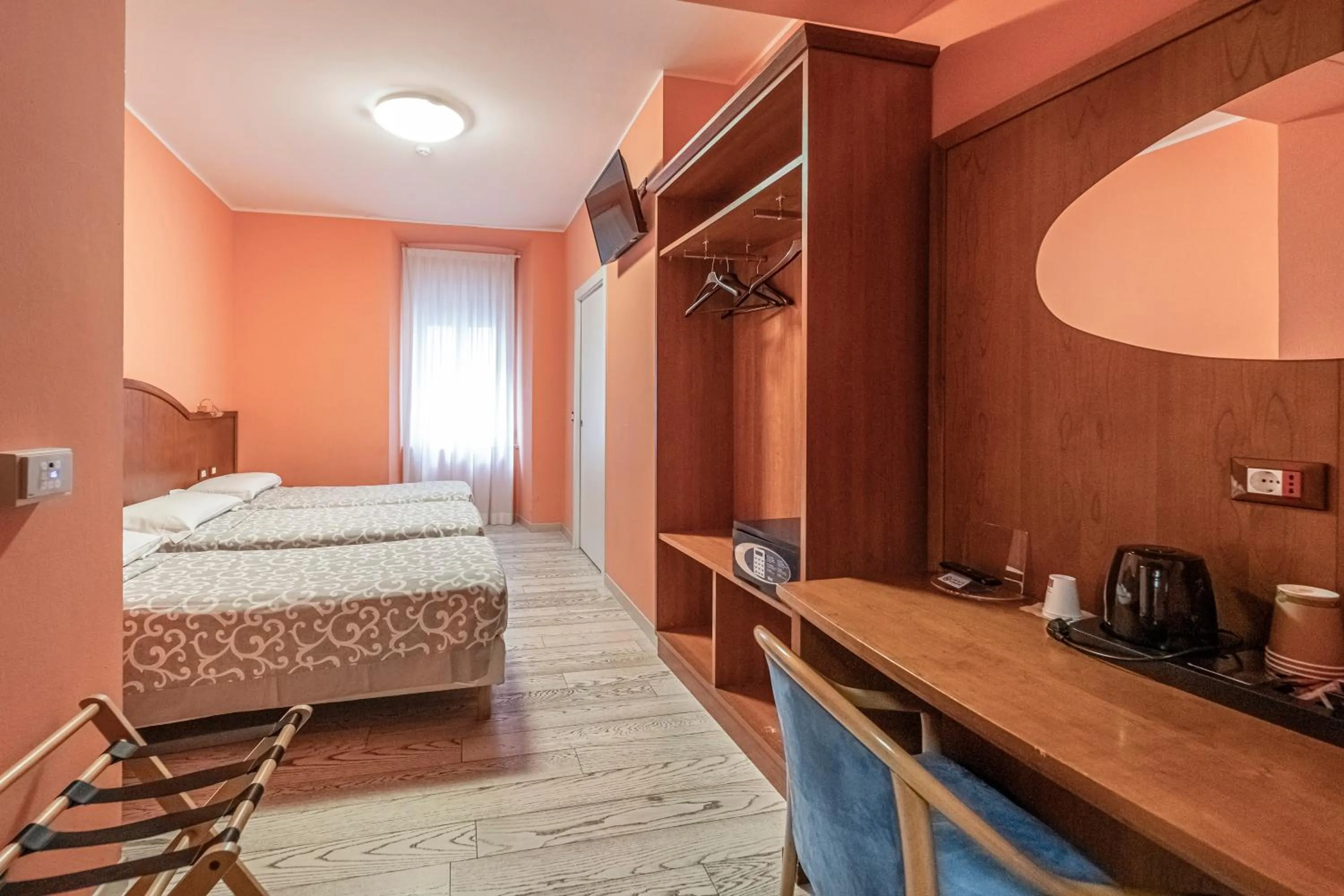 Coffee/tea facilities, Bed in Hotel Italia